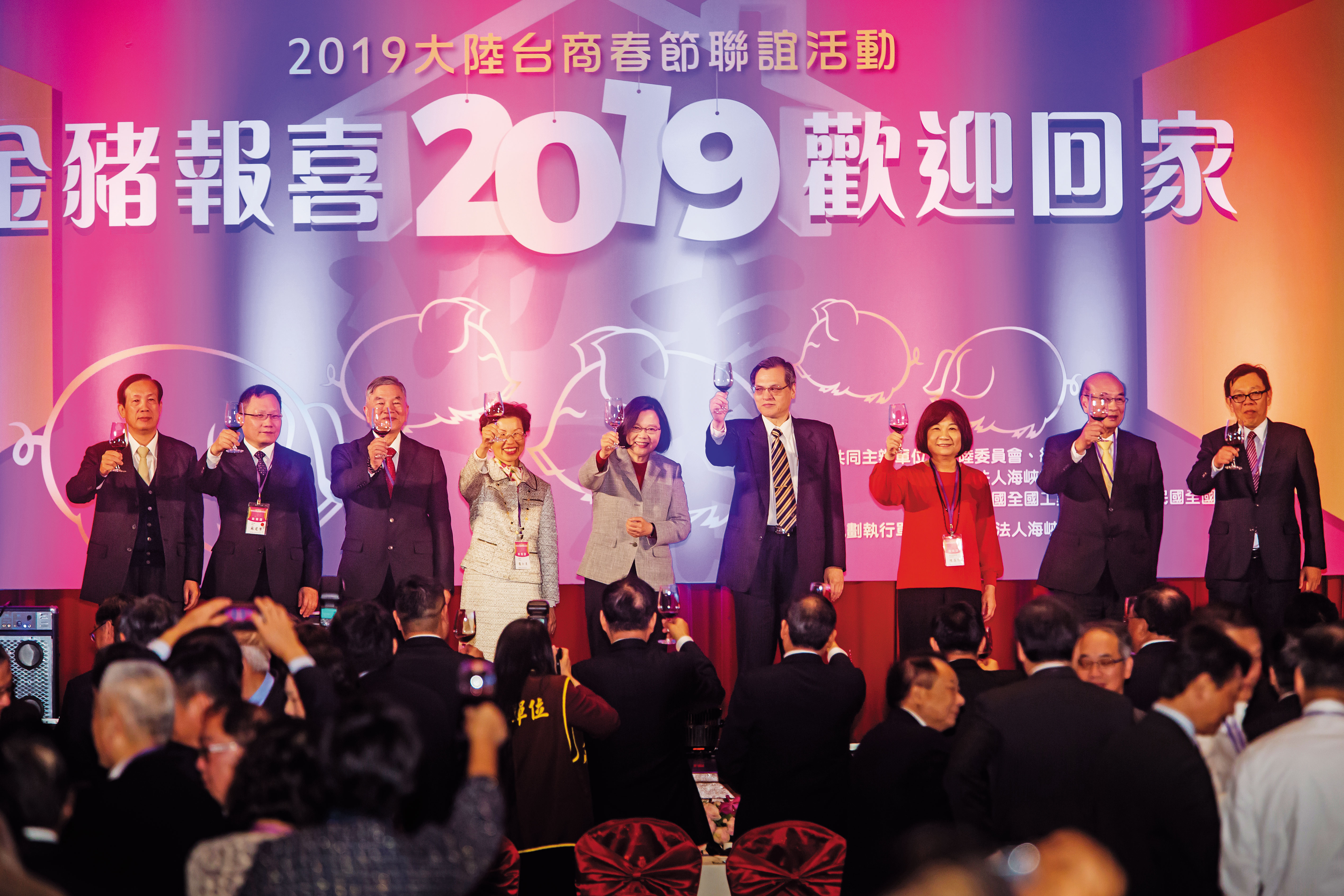 趁著中美貿易戰引爆台商回流潮,積極尋求連任的蔡英文總統,頻頻祭出政策利多吸引台商返鄉投資。