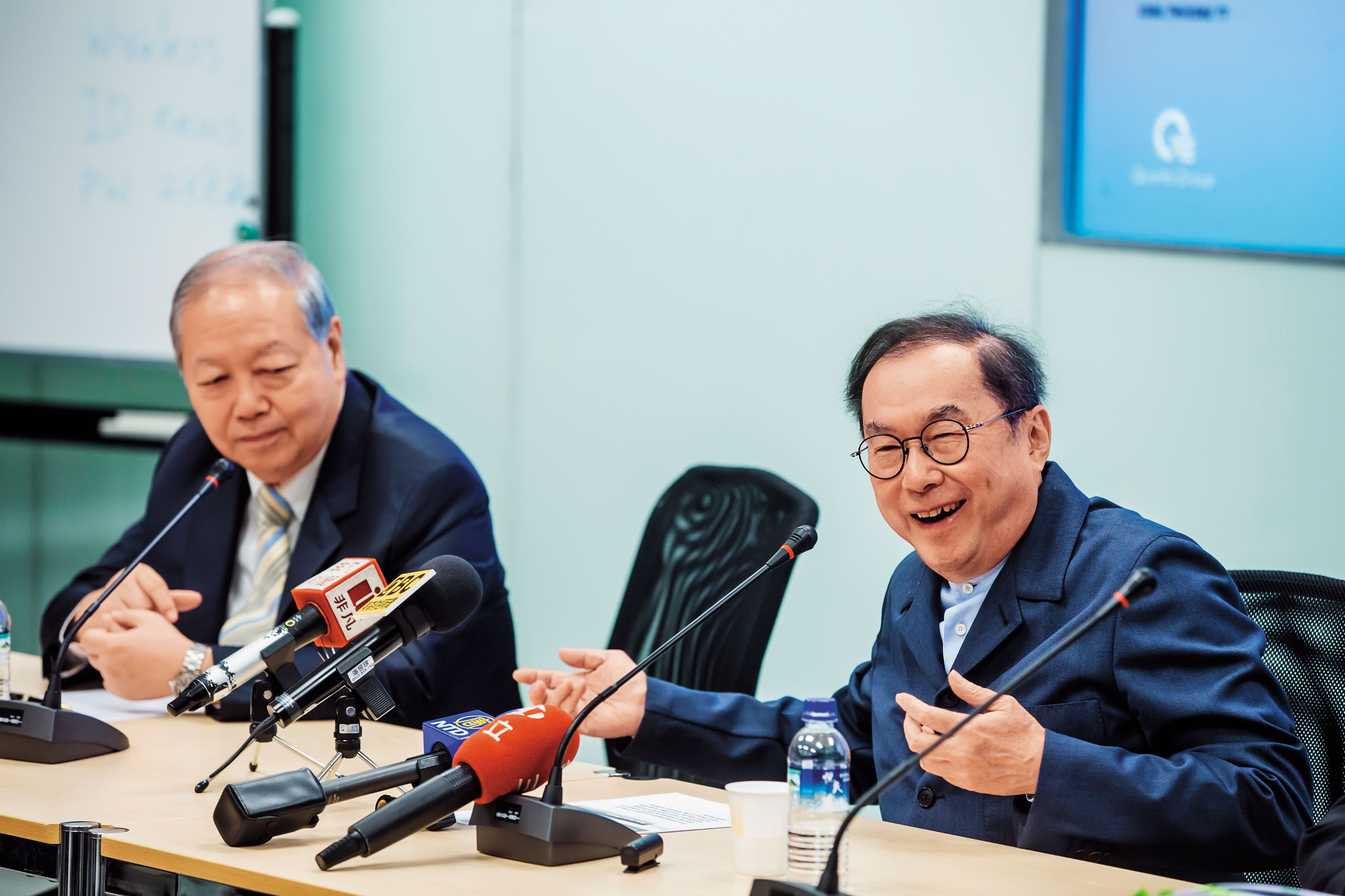 廣達董事長林百里(右)認為,台灣適合做高價產品,低價與消費性產品需要大量人工,並不適合回台生產。