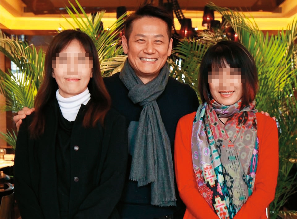 徐乃麟（中）與曹姓友人（左）一起投資手遊公司，還同赴北京簽約，不料卻爆出捲款、詐騙糾紛。（當事人提供）