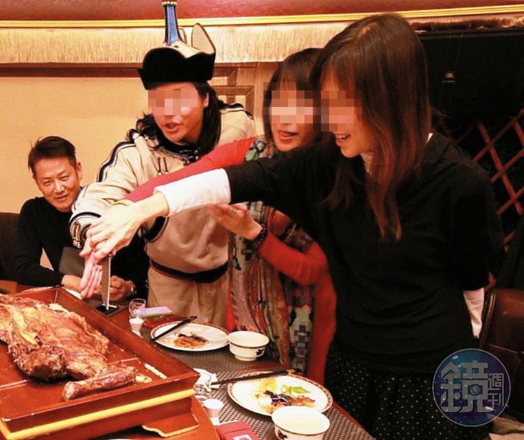 徐乃麟(左)、大龍蝦公司股東曹姓女子(右)與中國代表曾在北京餐敘。(當事人提供)