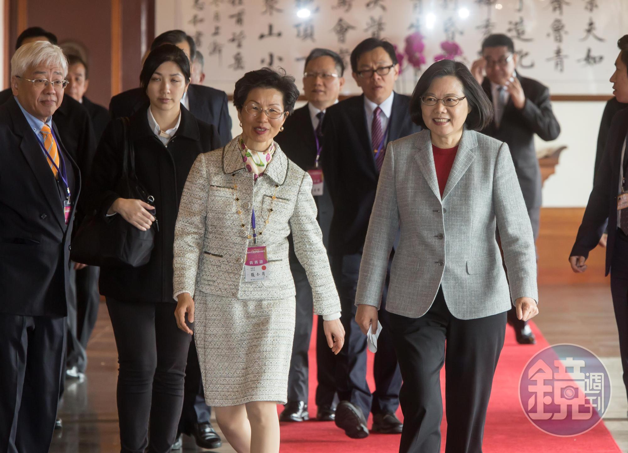 積極尋求連任的蔡英文總統，透過國發會祭出了200億元的利息補貼，盼吸引至少1.3兆元的台商資金回台投資。