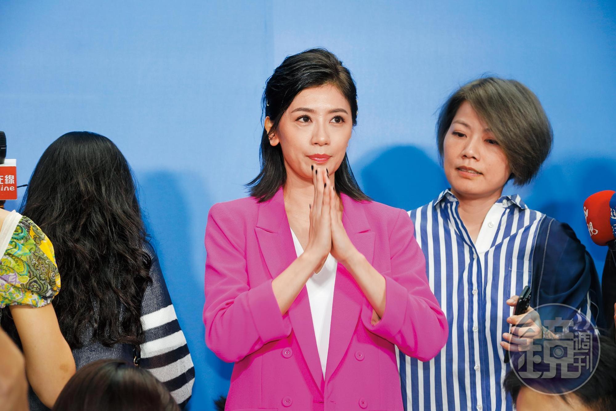 過往自己的家務事也是鬧超大，賈靜雯（中）以過來人姿態，不願對喬喬生母癌逝、喬爸阻擾母女相見一事發表意見。