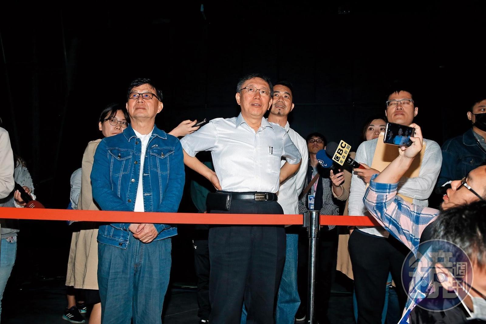台北市長柯文哲（中）視察北流，並於場外親自進行噪音檢測。