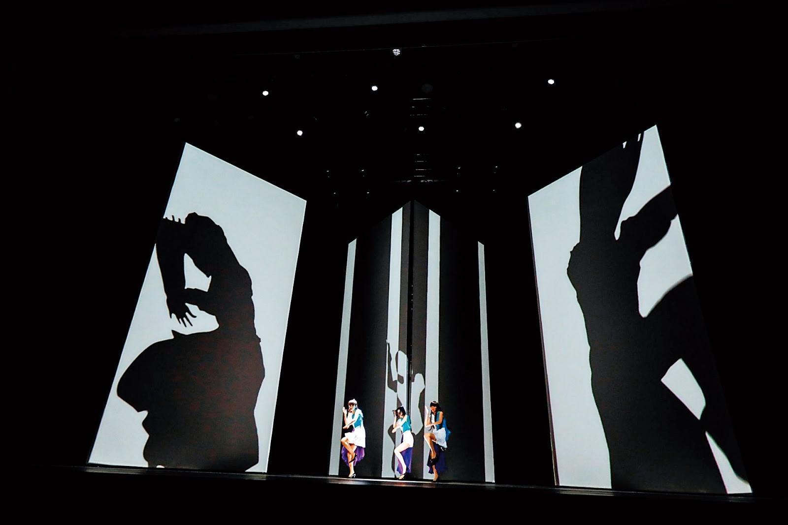 日本女團Perfume擅常應用科技結合演唱會，表演獨樹一幟。（翻攝自環球官方臉書）