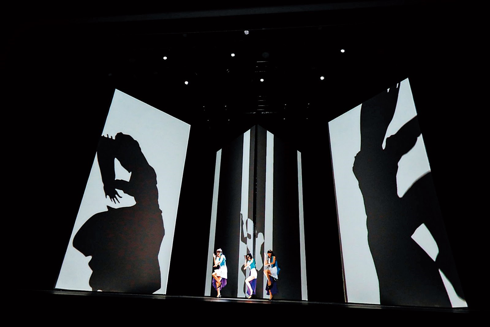 日本女團Perfume擅常應用科技結合演唱會，表演獨樹一幟。（翻攝自環球官方臉書）