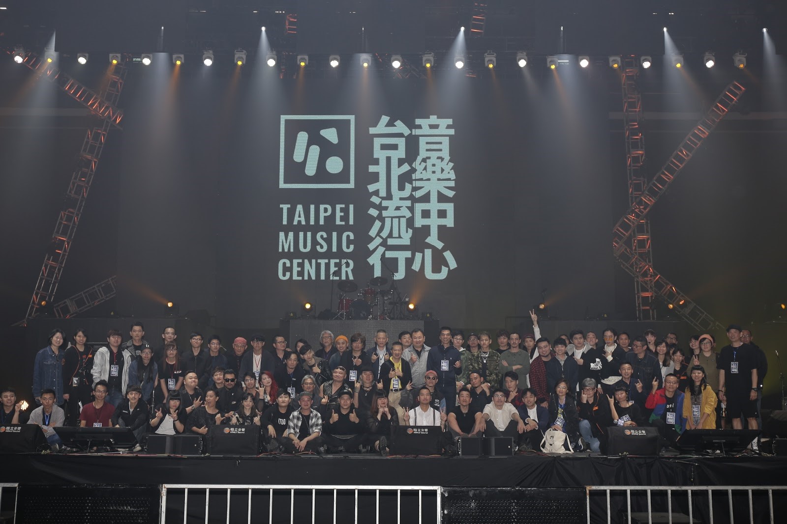 北流4月底進行功能測試，全體幕後工作人員也上台合照留念。（北流提供）