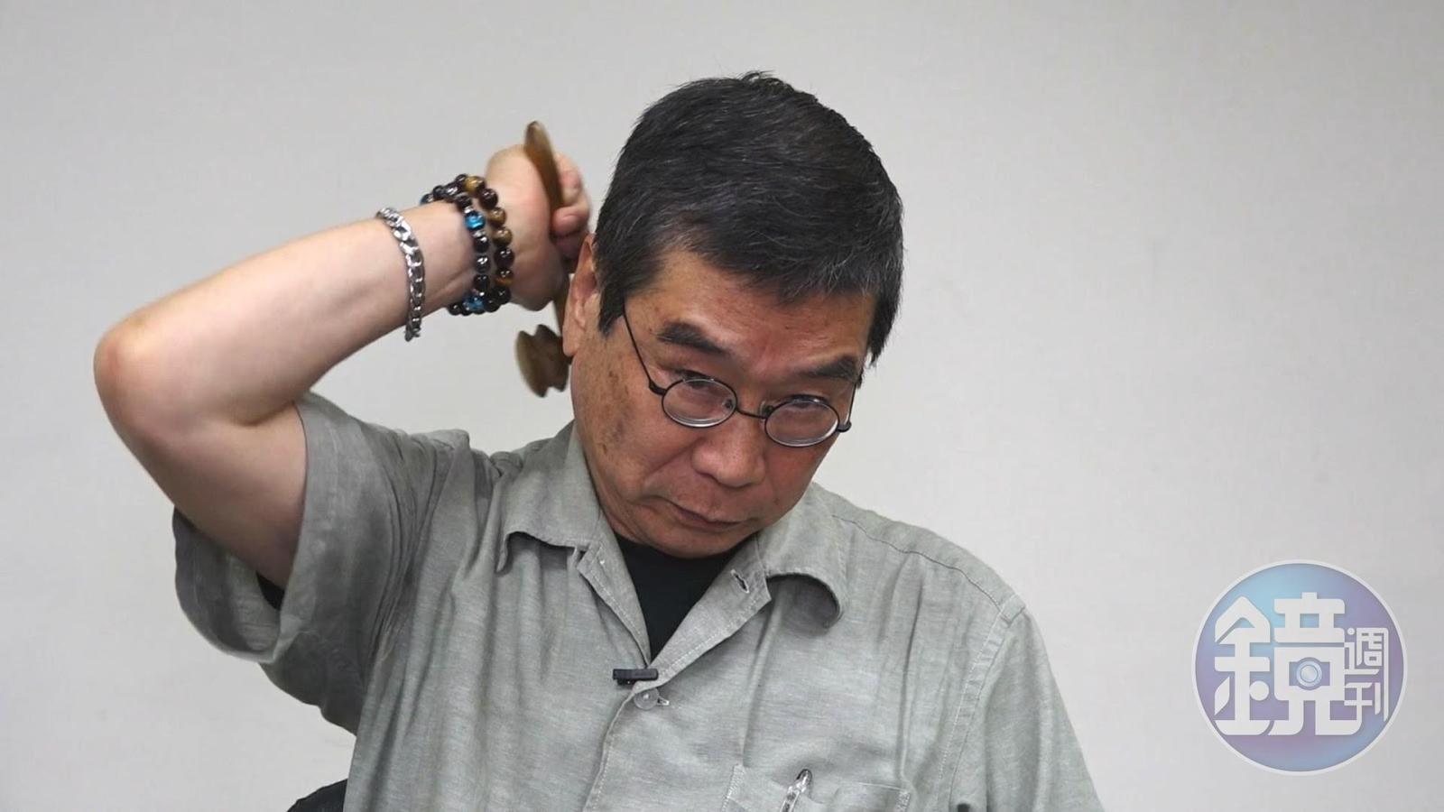 導演原一男隨身帶著在台灣買的木製滾輪按摩棒。