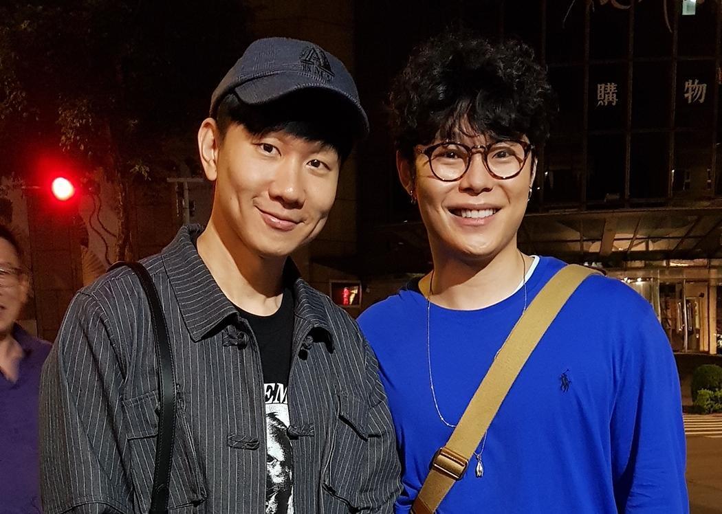 葉秉桓在台北EZ5開唱,遇上歌王林俊傑在台下聽歌。(翻攝自葉秉桓臉書)
