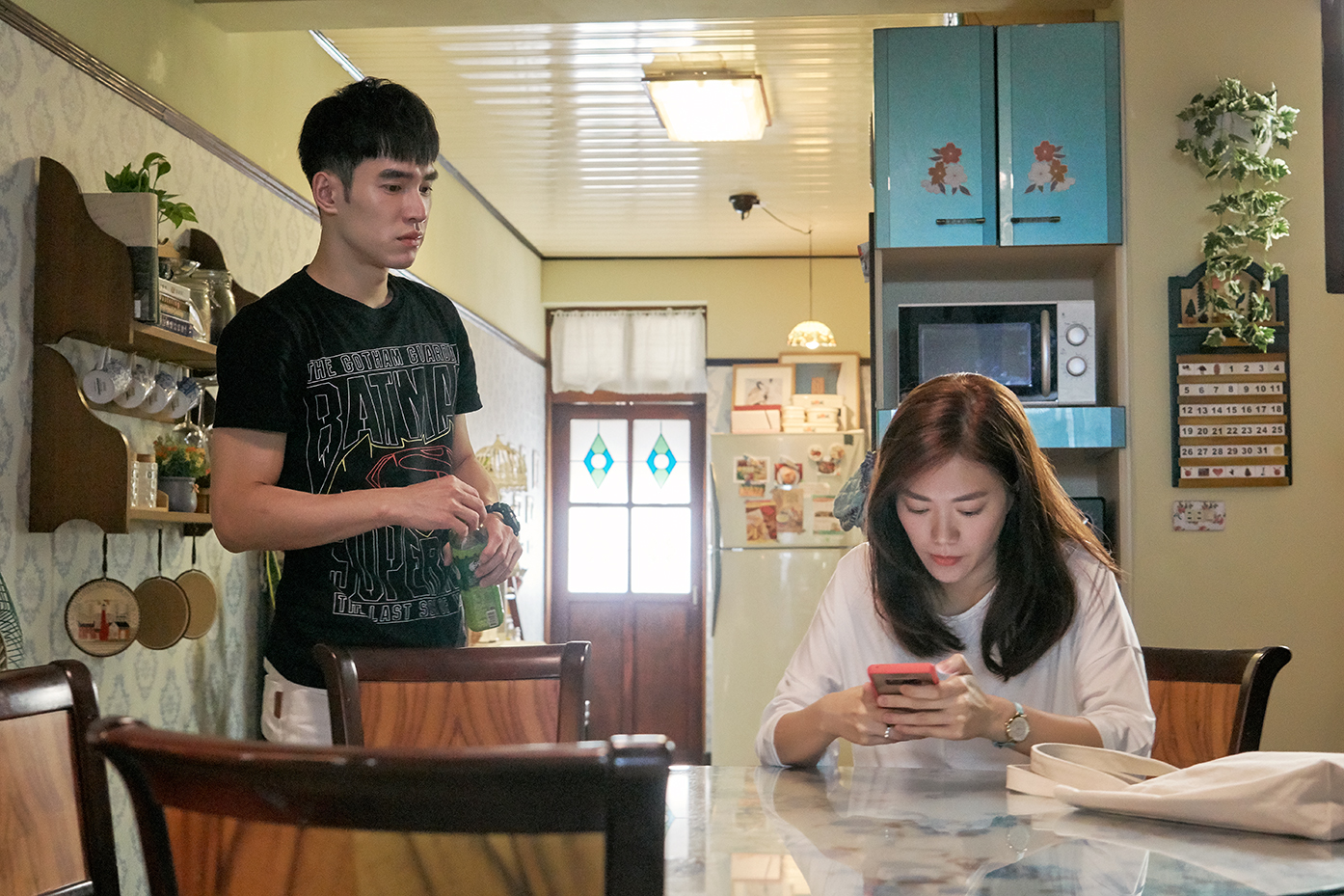 張書豪在劇中扮演鄧九雲的弟弟。（歐銻銻娛樂提供）