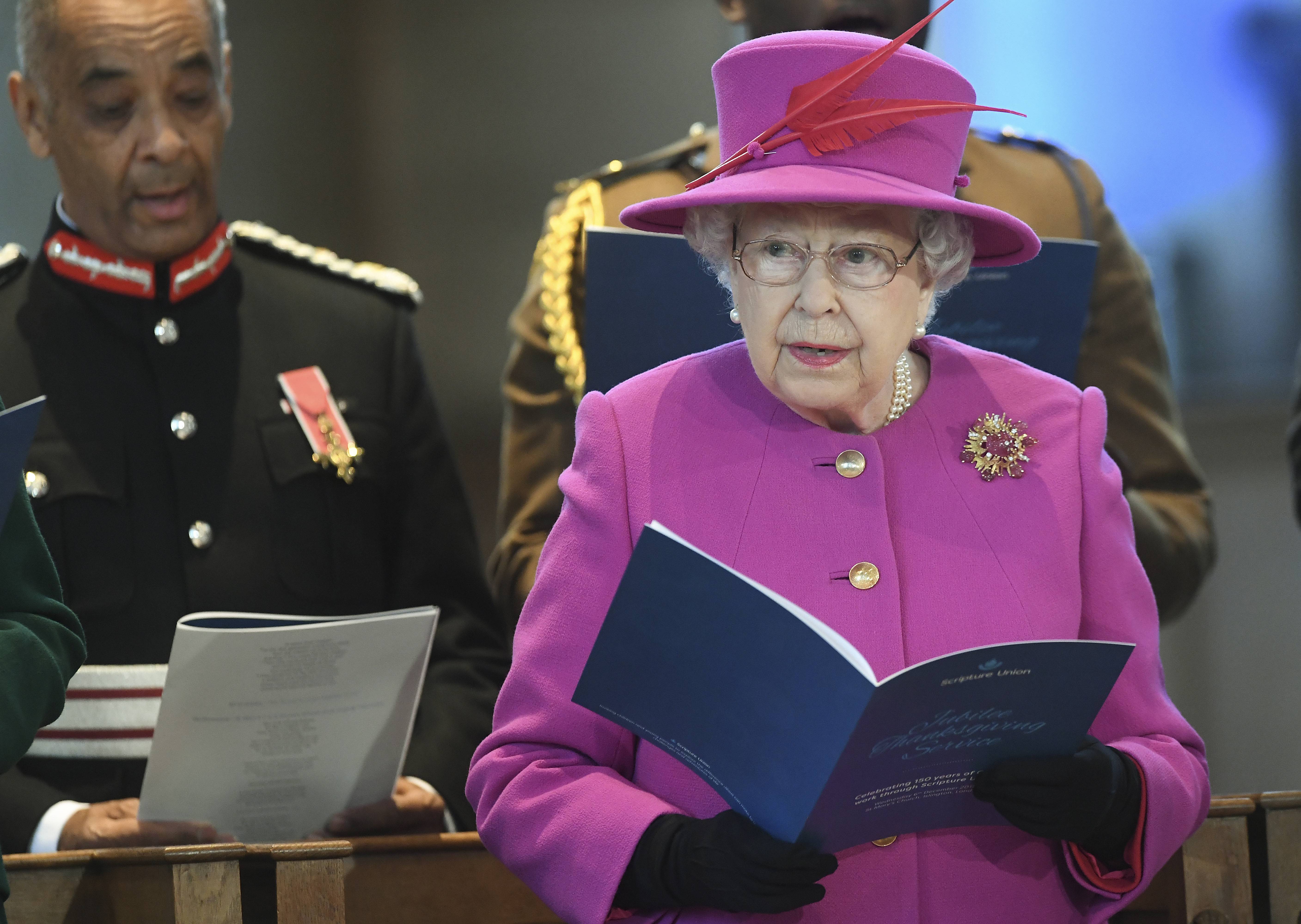 英國皇室發出徵人啟事，徵求一名「數位傳播專員」，條件為協助女王經營社群媒體和網站。（東方IC）