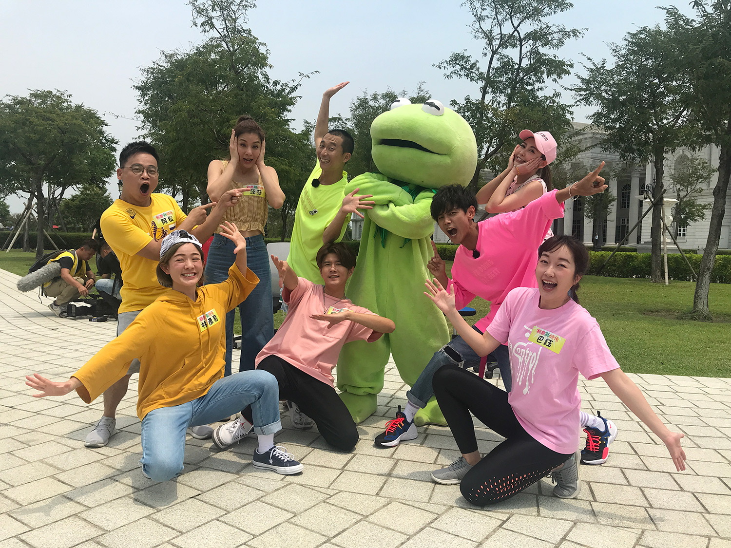 浩角翔起主持的《綜藝新時代》一口氣找來莎莎、愷樂、巴鈺、151林彥君、顏永烈、OS桑阿松等老朋友,促成《食尚玩家》大團圓。(民視提供)