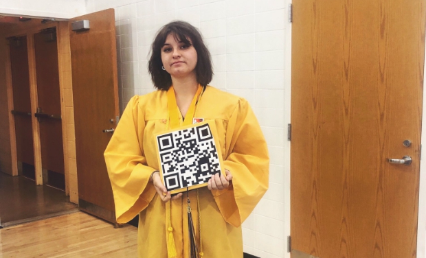 美國俄亥俄州一名高中女生在畢業帽上貼上一個巨大的QR code，紀念在槍擊案中死亡的學生。（翻攝Gi10eight推特）