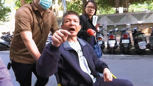 陳世憲一度吞安眠藥企圖以死明志，卻暗中致電法務部恐嚇檢察官，法院審理時又乖乖認罪，行徑判若2人。（翻攝三立新聞）