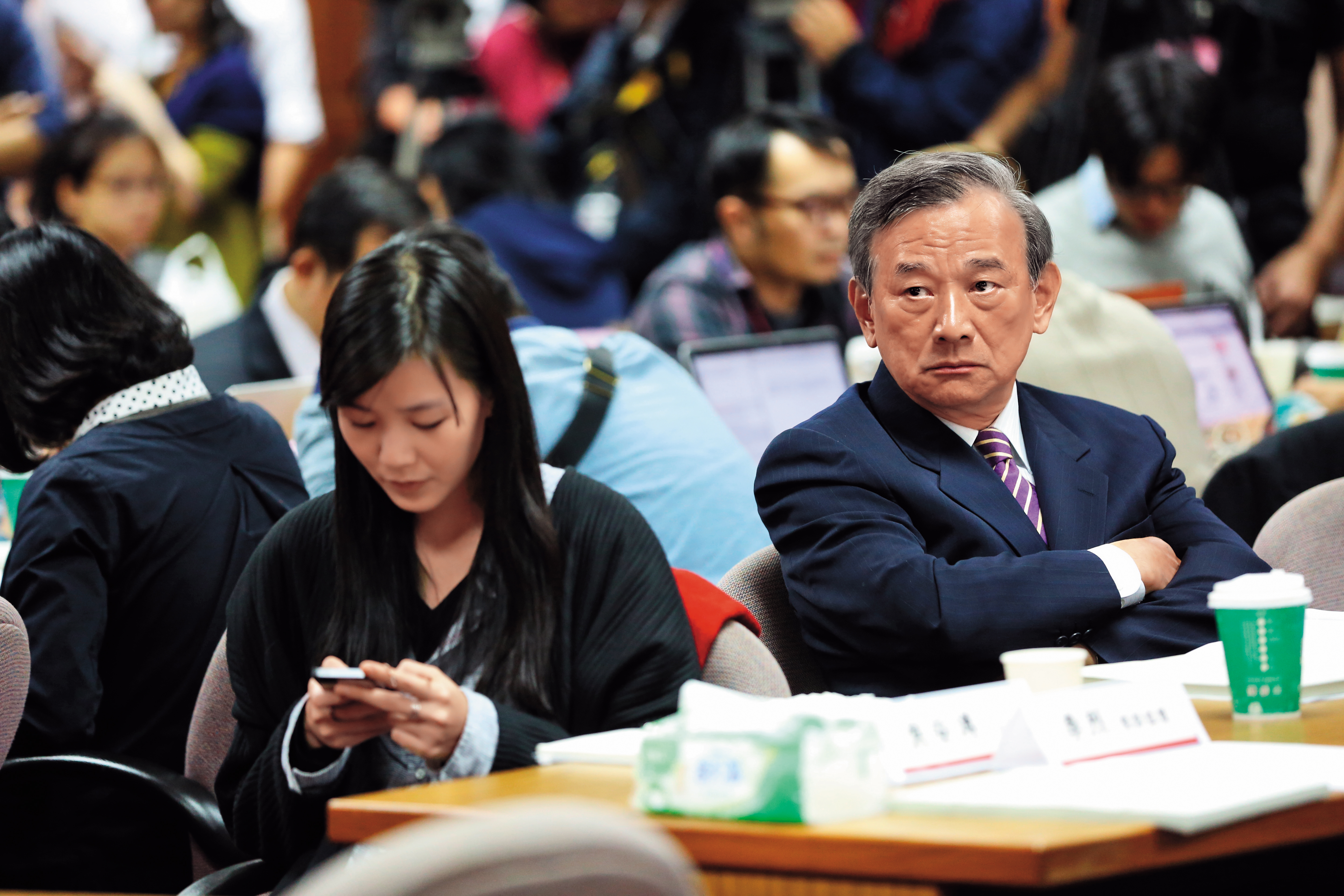 陳明堂（右）嫻熟法案，溝通能力強，藍綠執政都要倚重他的能力，讓他擔任法務部次長達7年，創下記錄。