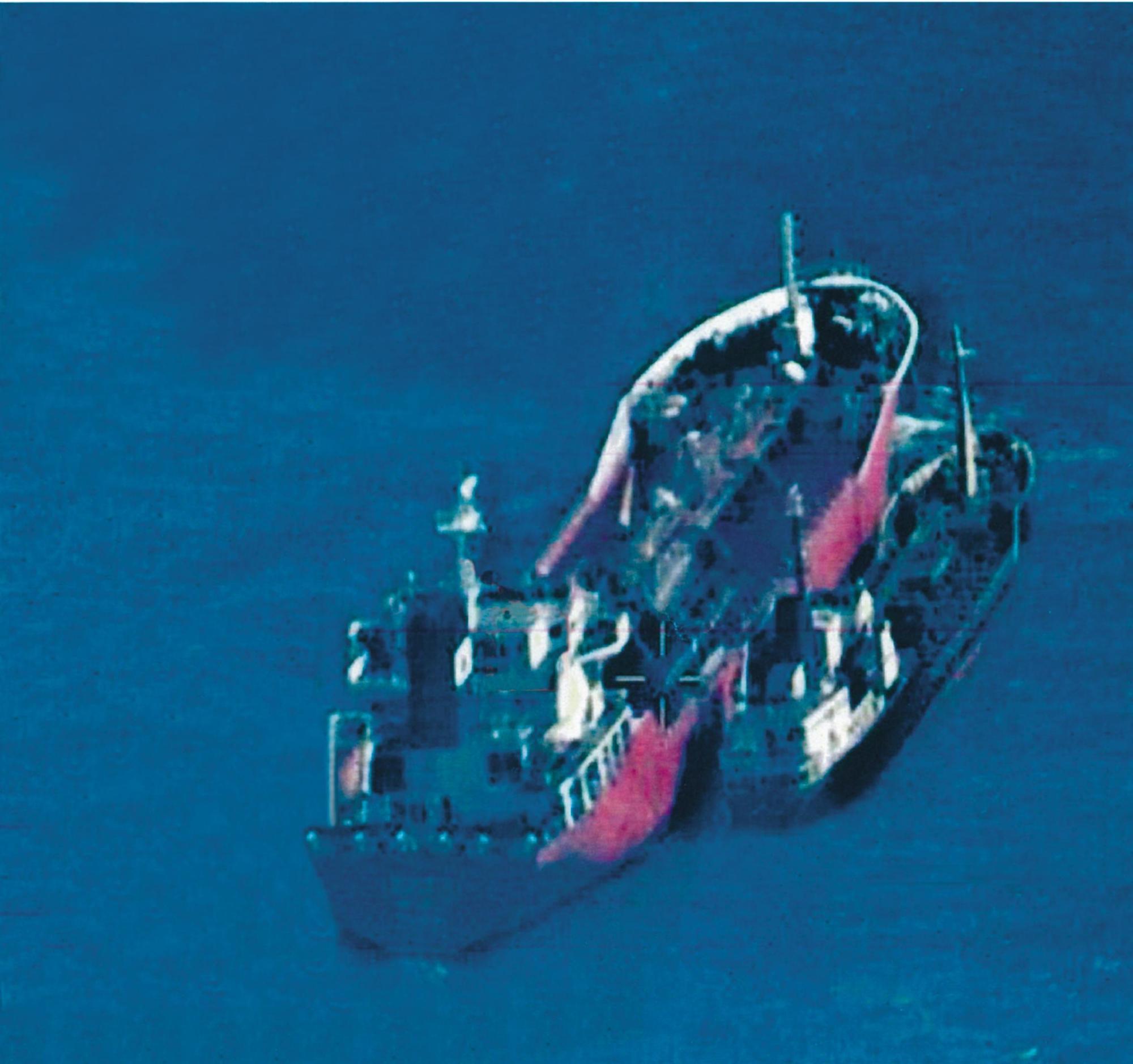全球鷹在高空極速偵蒐,拍到陳世憲租用船隻在公海轉運賣油給北韓船舶。