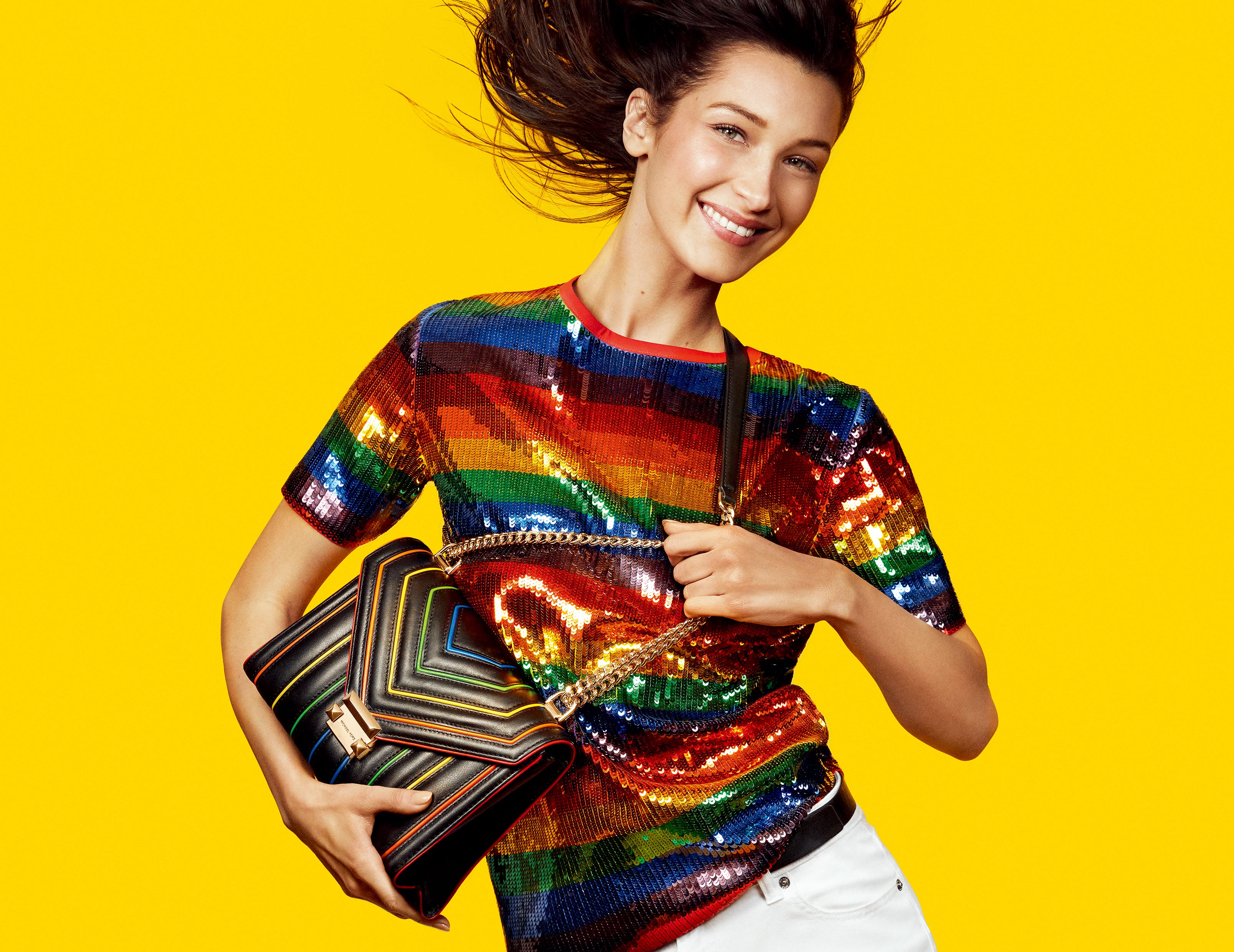 超模Bella Hadid為MMK夏季彩虹系列拍攝形象大片，綻放繽紛活力。 （MMK提供）