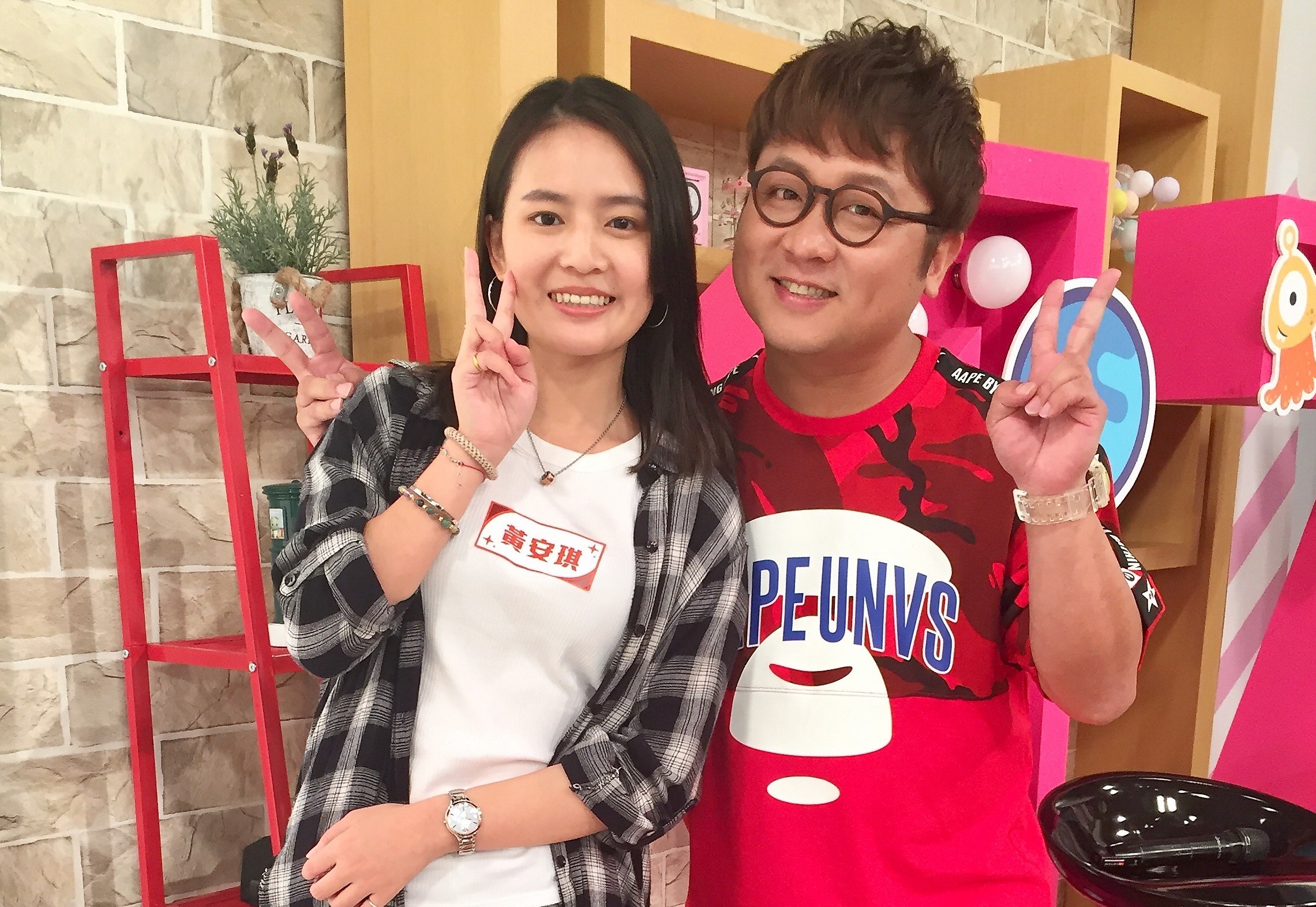 納豆（右）和黃安琪開心久別重逢。（決戰17唱提供）