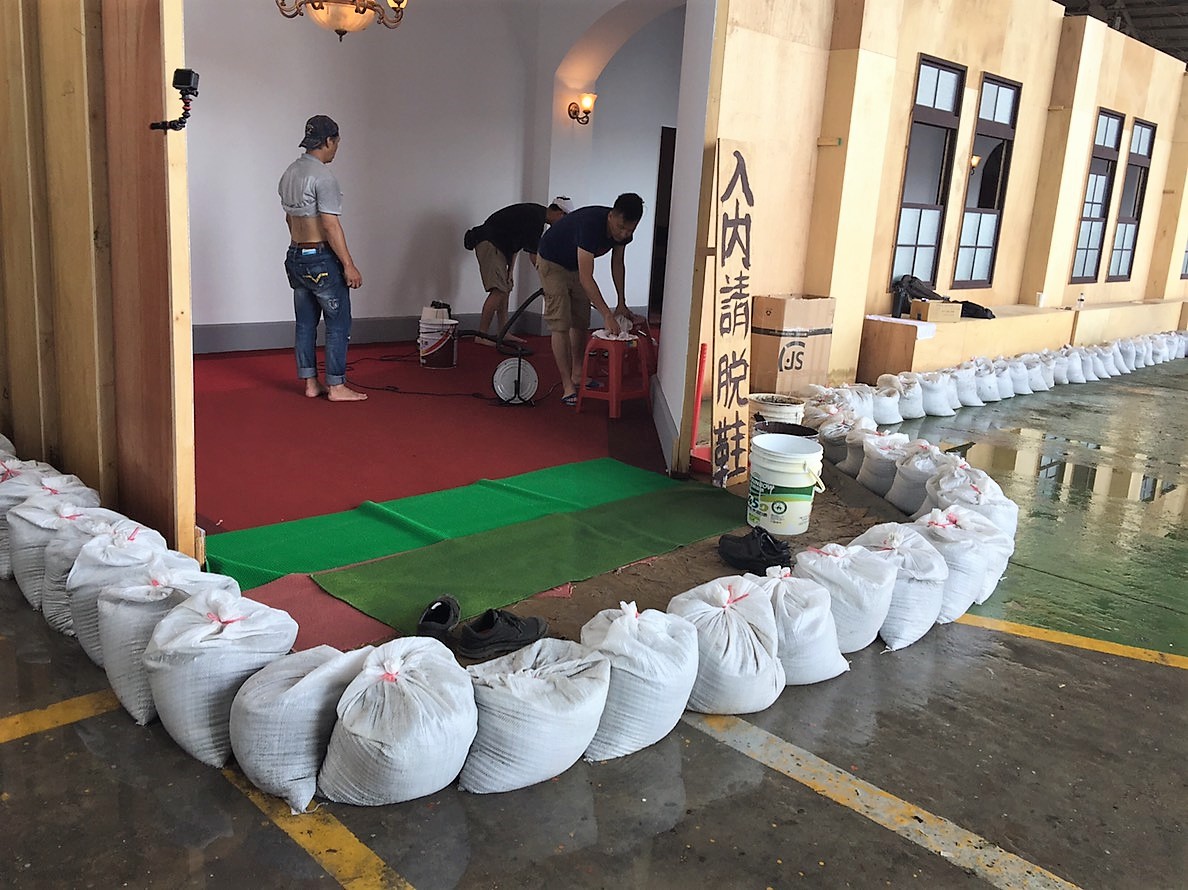 劇組趕緊找來沙包阻擋淹水進入辛苦搭設的總統府內景。（馬克吐溫國際影像公司提供）