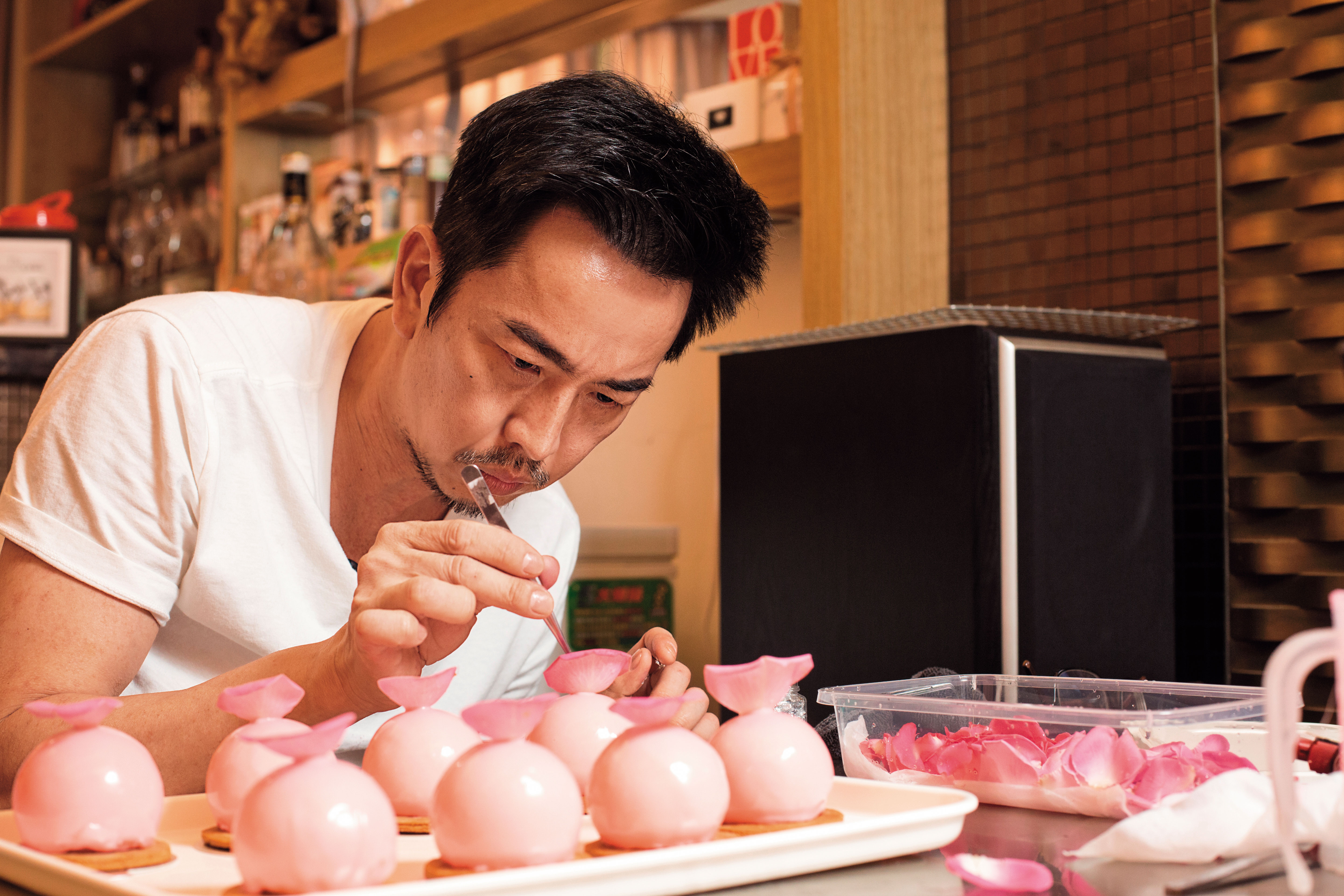 羅志銘（Rico）原為彩妝品牌總監，製作甜點相當在意美感，連花瓣角度都有一定的堅持。