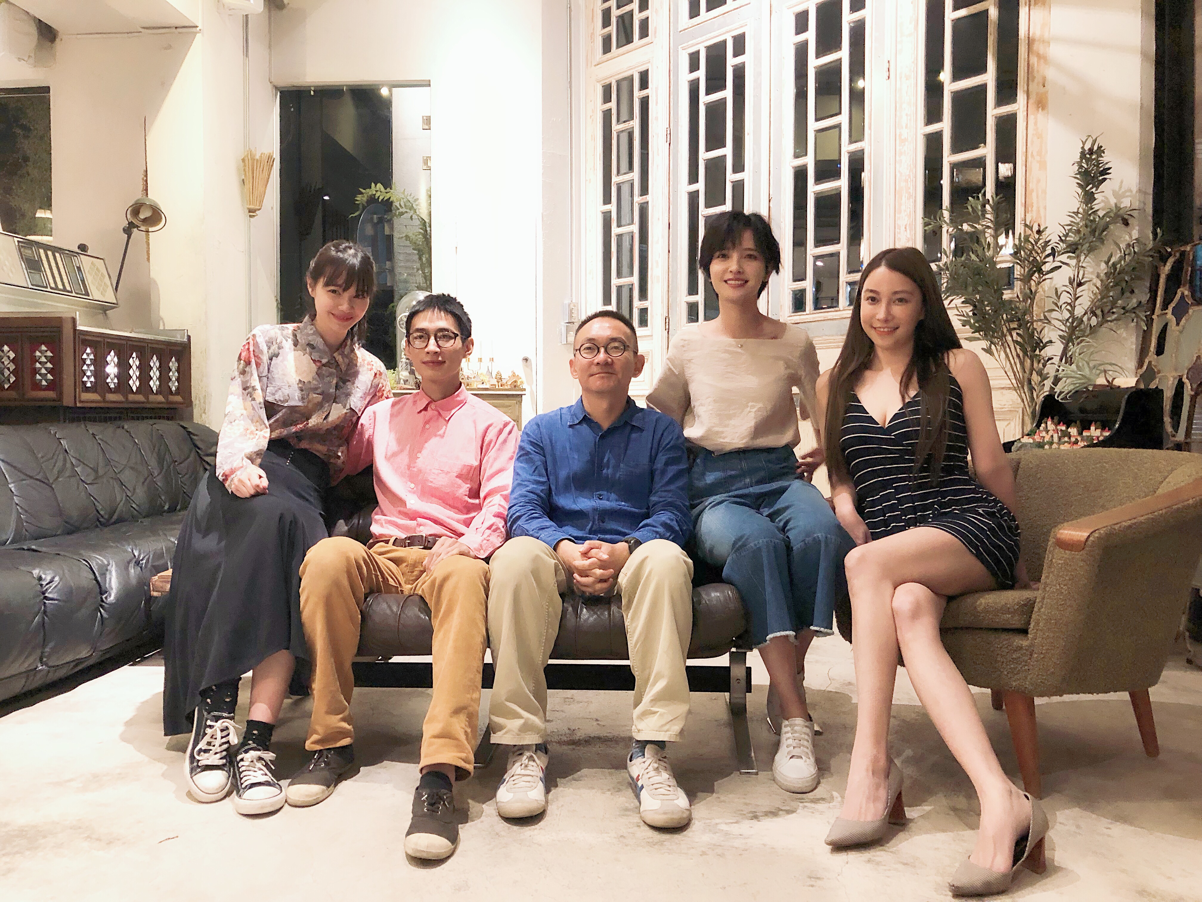 何蔚庭（中）執導VR短片《看著我》，儘管只有15分鐘，仍找來金鐘影帝黃河（左二），與張東晴、吳子霏及王真琳等人演出。（齊石提供）