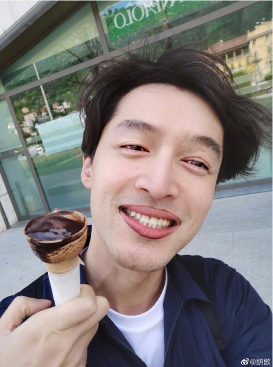 胡歌的「自我放飛照」，讓網友一看紛紛崩潰。（翻攝自胡歌微博）