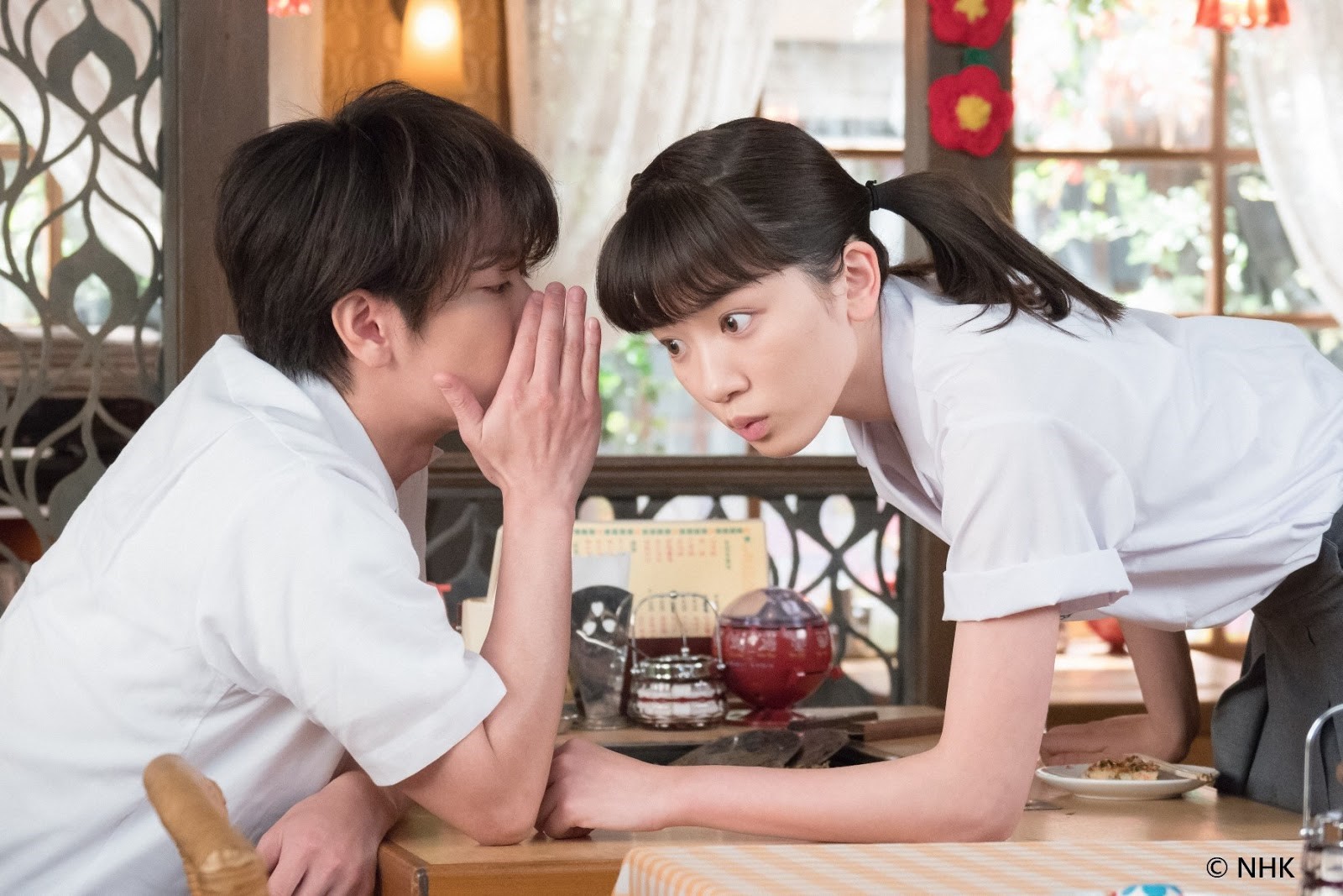 永野芽郁（右）與佐藤健在日劇《半邊藍天》扮同齡的青梅竹馬，但戲外兩人其實相差11歲。（緯來日本台提供）