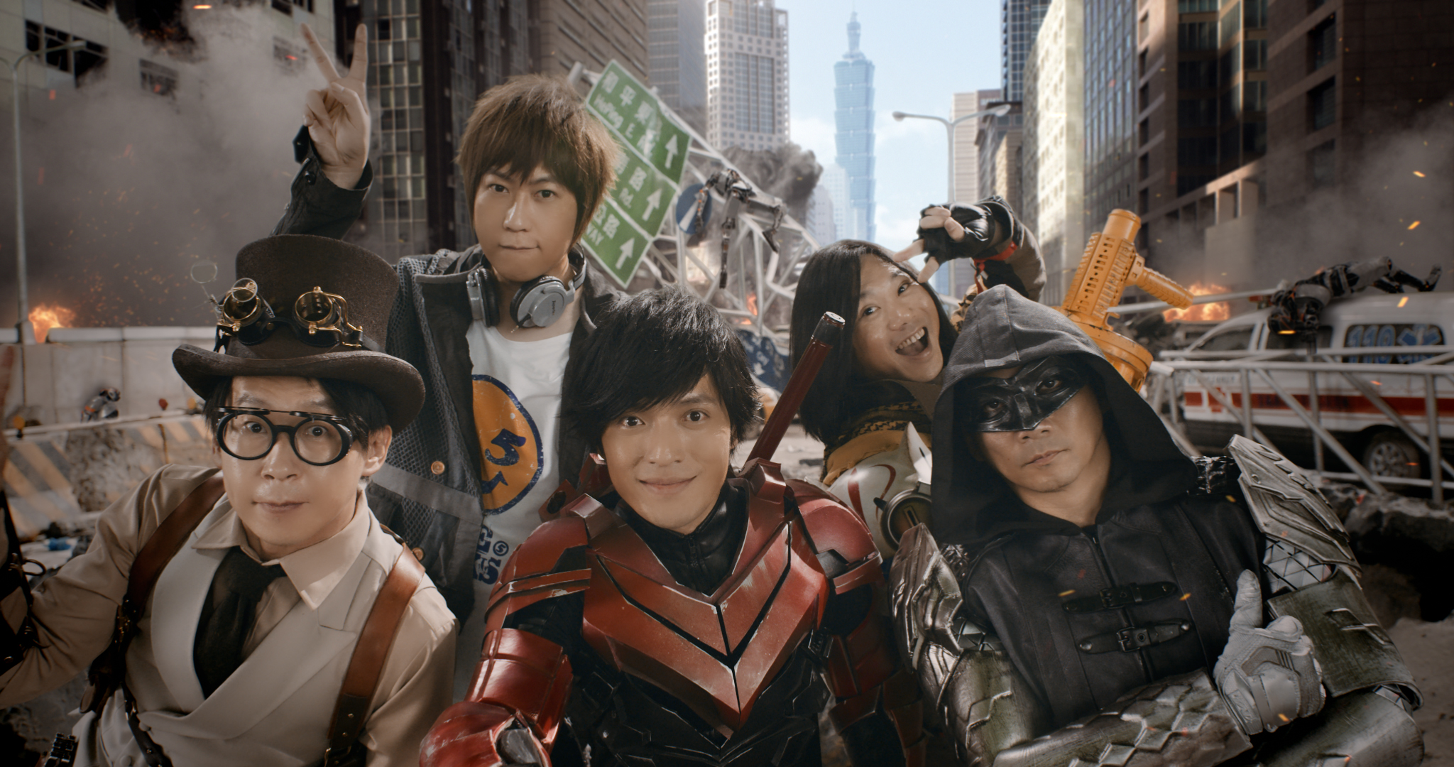 冠佑（左起）、阿信、怪獸、瑪莎、石頭，在演唱會電影《五月天人生無限公司》粉墨登場，飾演拯救地球的「第五小隊」。（相信音樂提供）