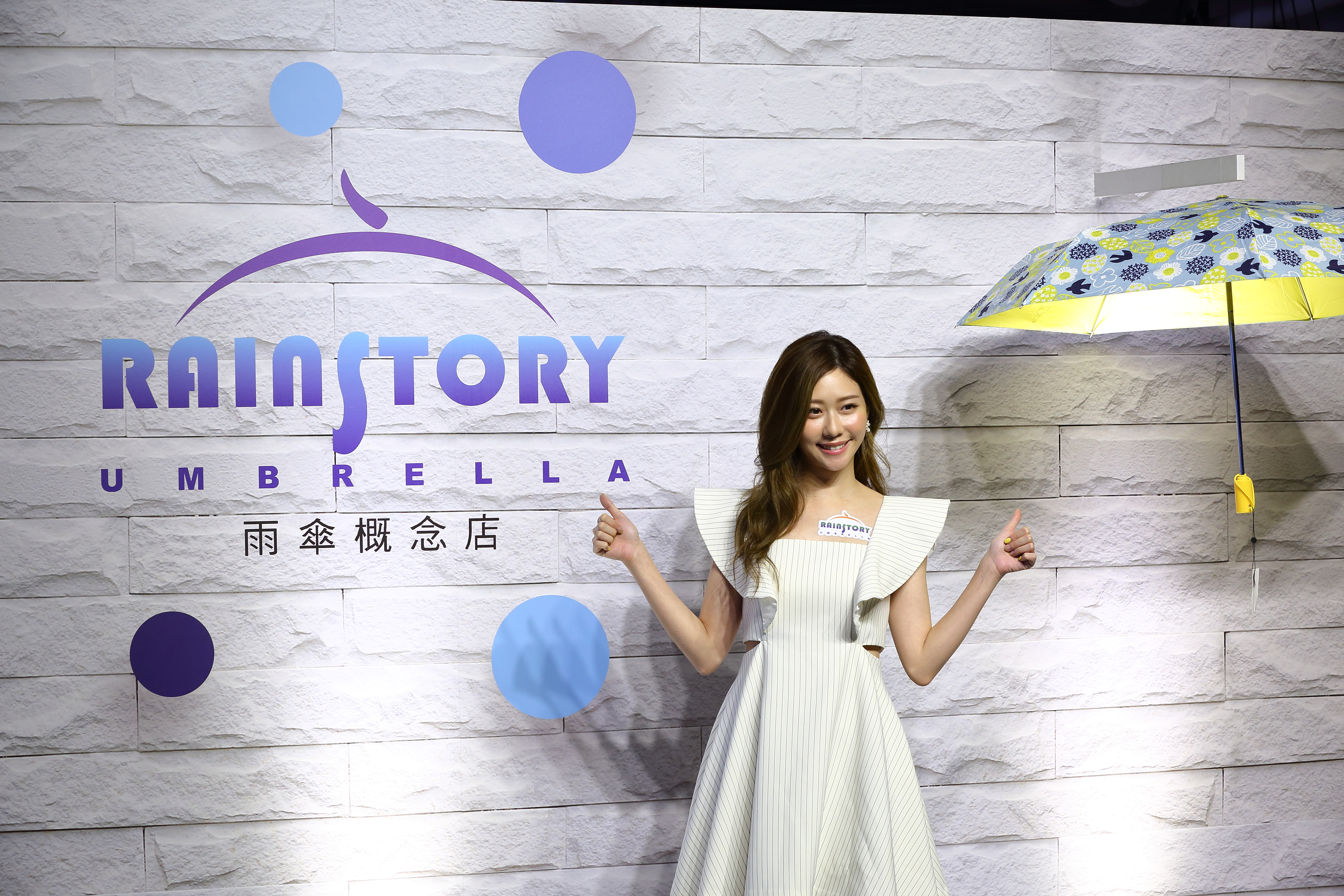 Rainstory推出新款雨傘，全民女神張景嵐也現身站台。
