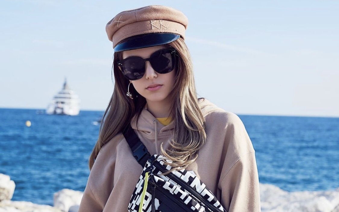 坎城海邊的昆凌，斜背著LONGCHAMP LGP系列腰包，輕鬆愜意。〈翻攝自昆凌IG〉