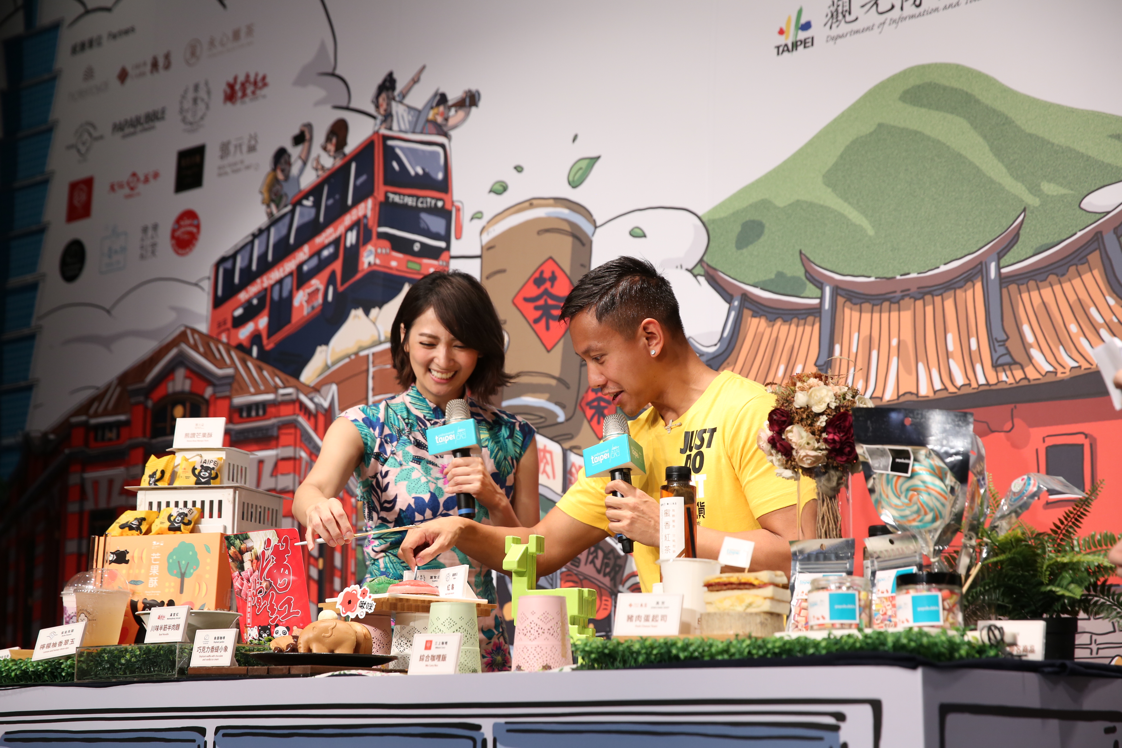 阿喜和Mikey Bustos在台上介紹台北市伴手禮美食。（天晴娛樂）