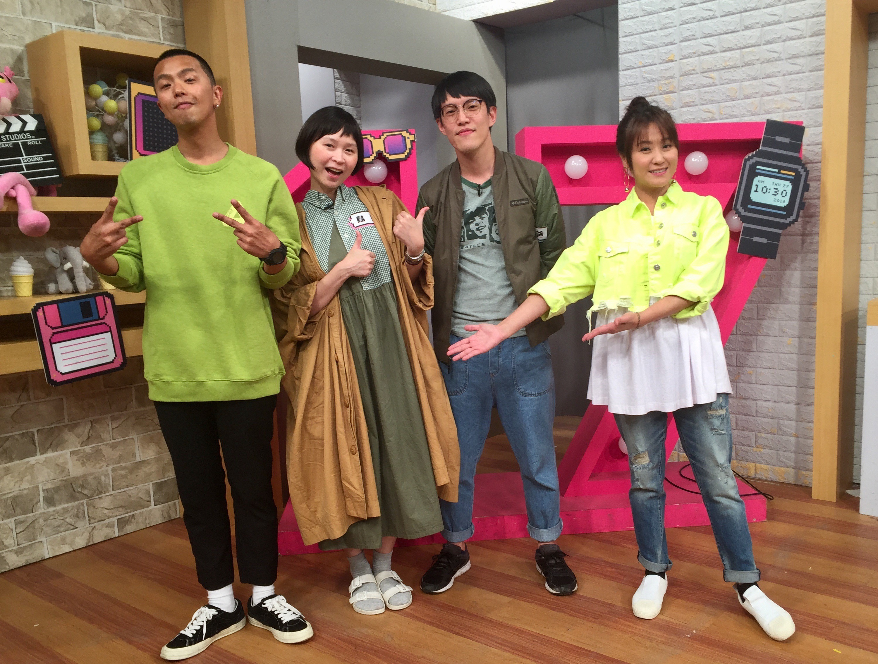 華爸、鳥媽推出首張專輯，上直播節目宣傳。（趣你的娛樂提供） 