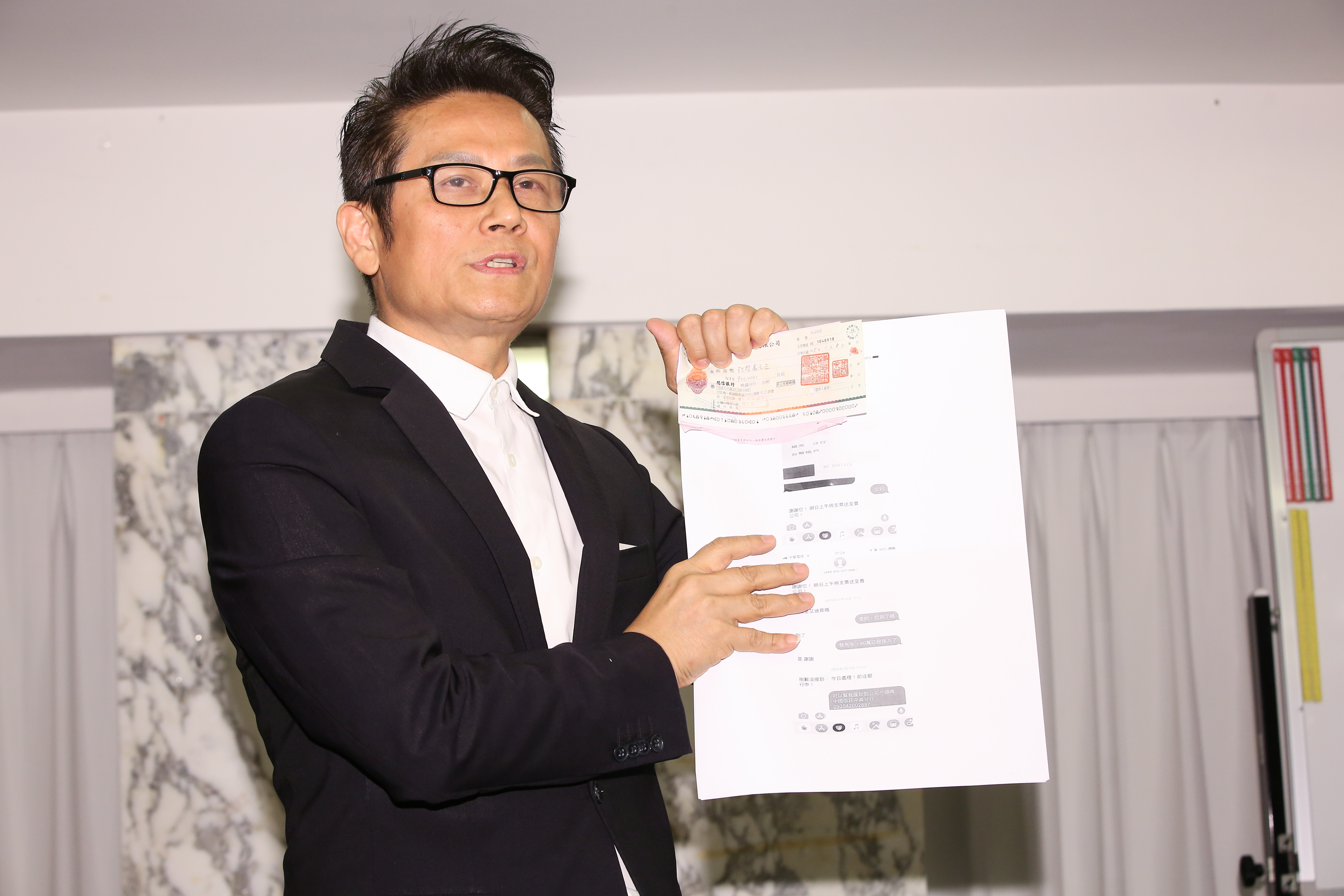 徐乃麟被報假賣屋、真詐財，今天下午召開記者會，拿出買賣契約書反駁一切指控。