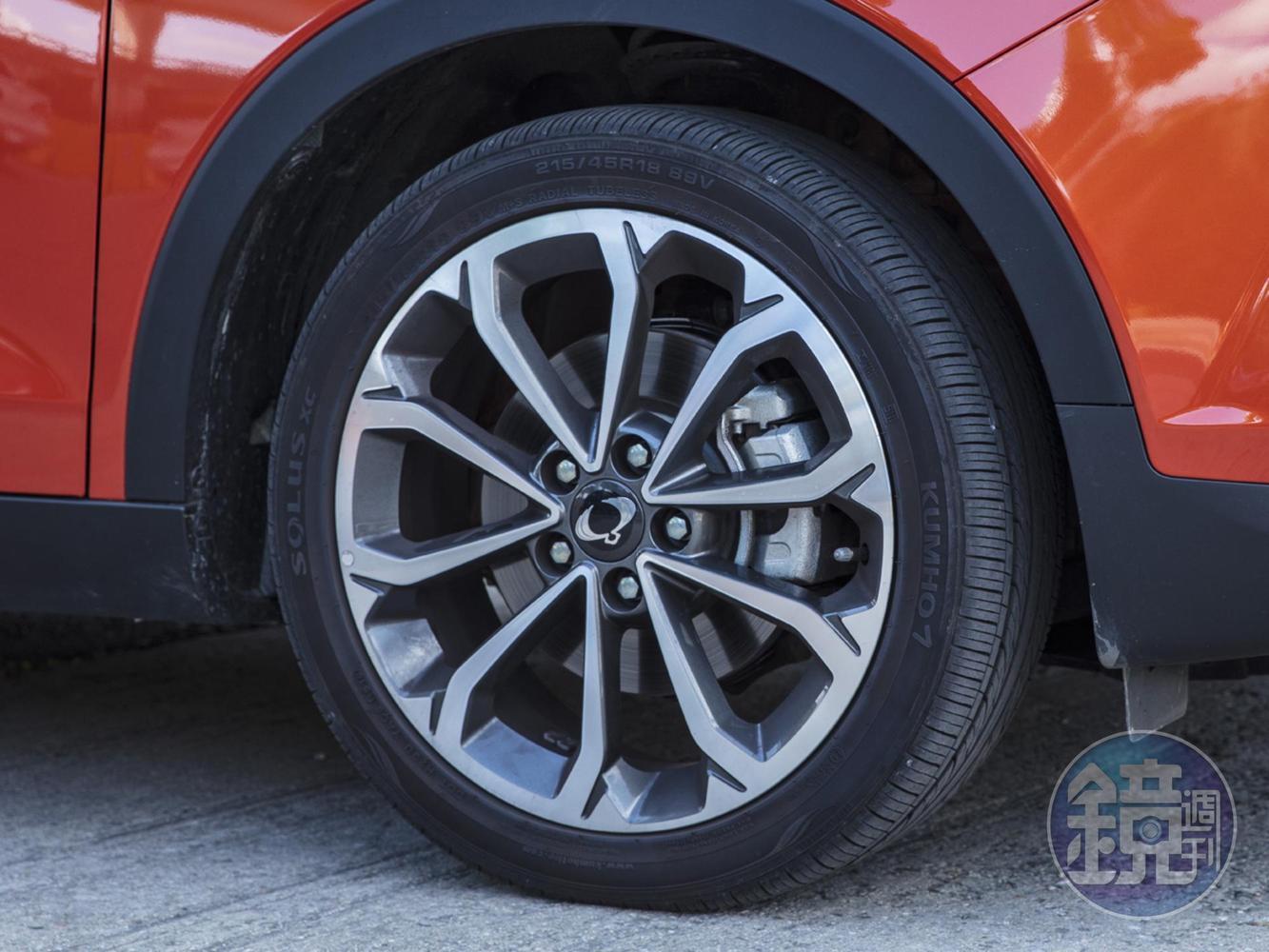 採用「鑽石切割」設計的18吋鋁圈，配胎為215/45R18  Kumho Solus XC。