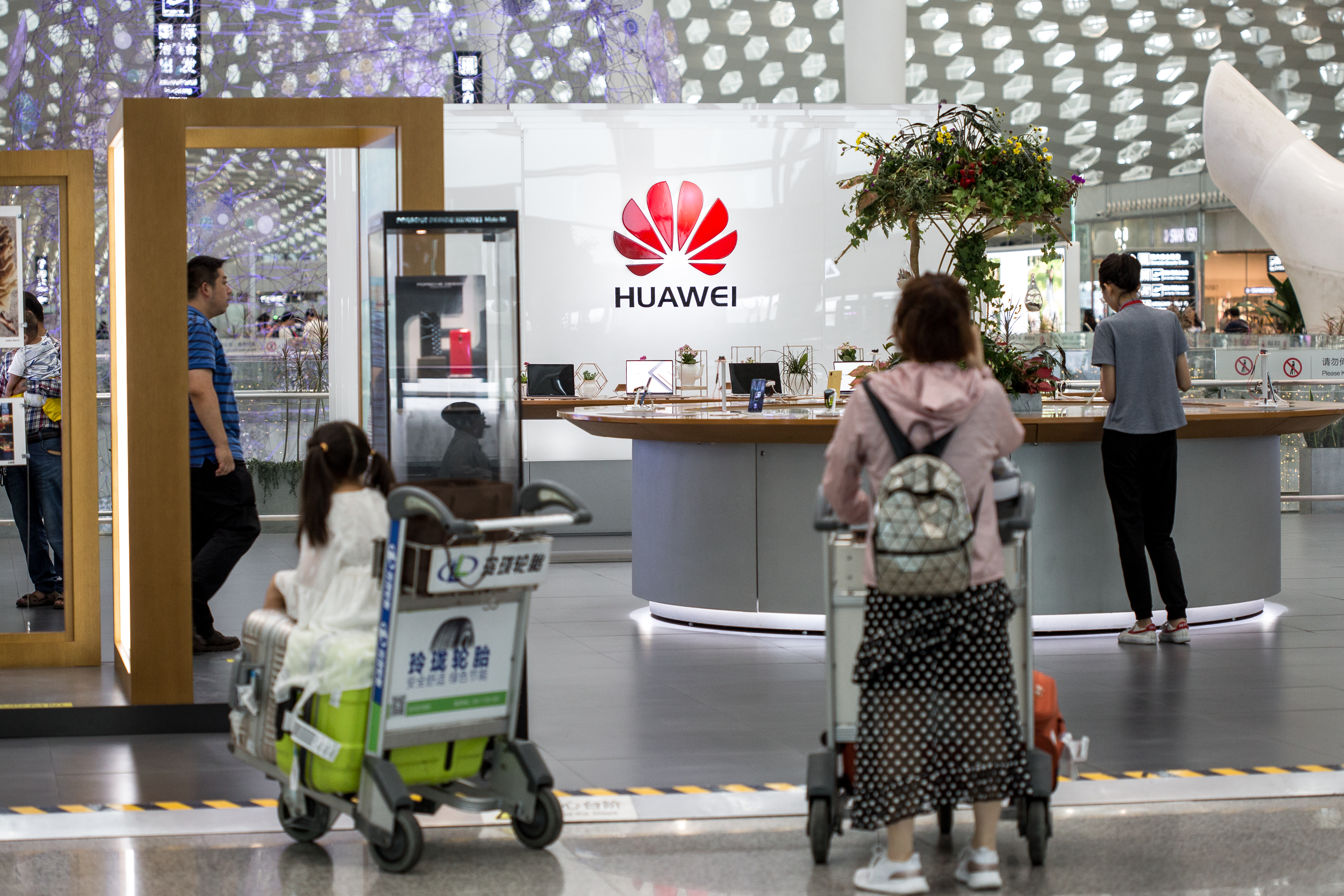 美國商務部宣布,禁止華為技術公司與美國企業往來的禁令暫時放寬管制90天。