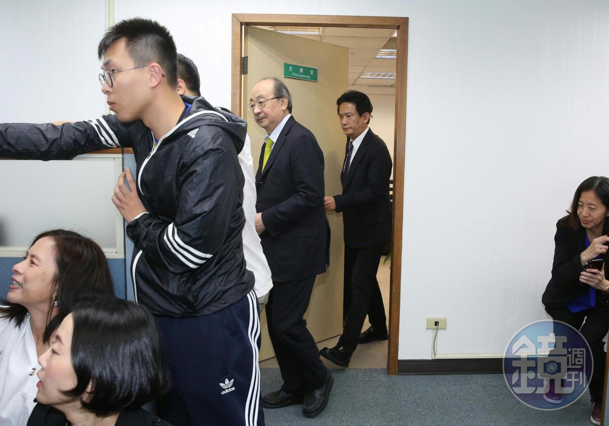 民進黨團總召柯建銘、賴陣營中執委林俊憲會前到黨主席卓榮泰辦公室密商。