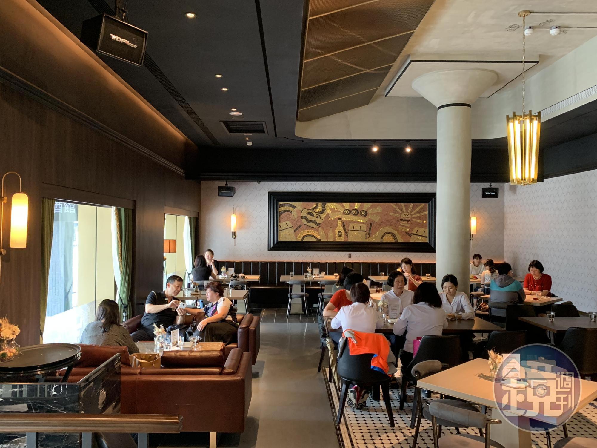 用餐環境有4米挑高，舒心雅緻。