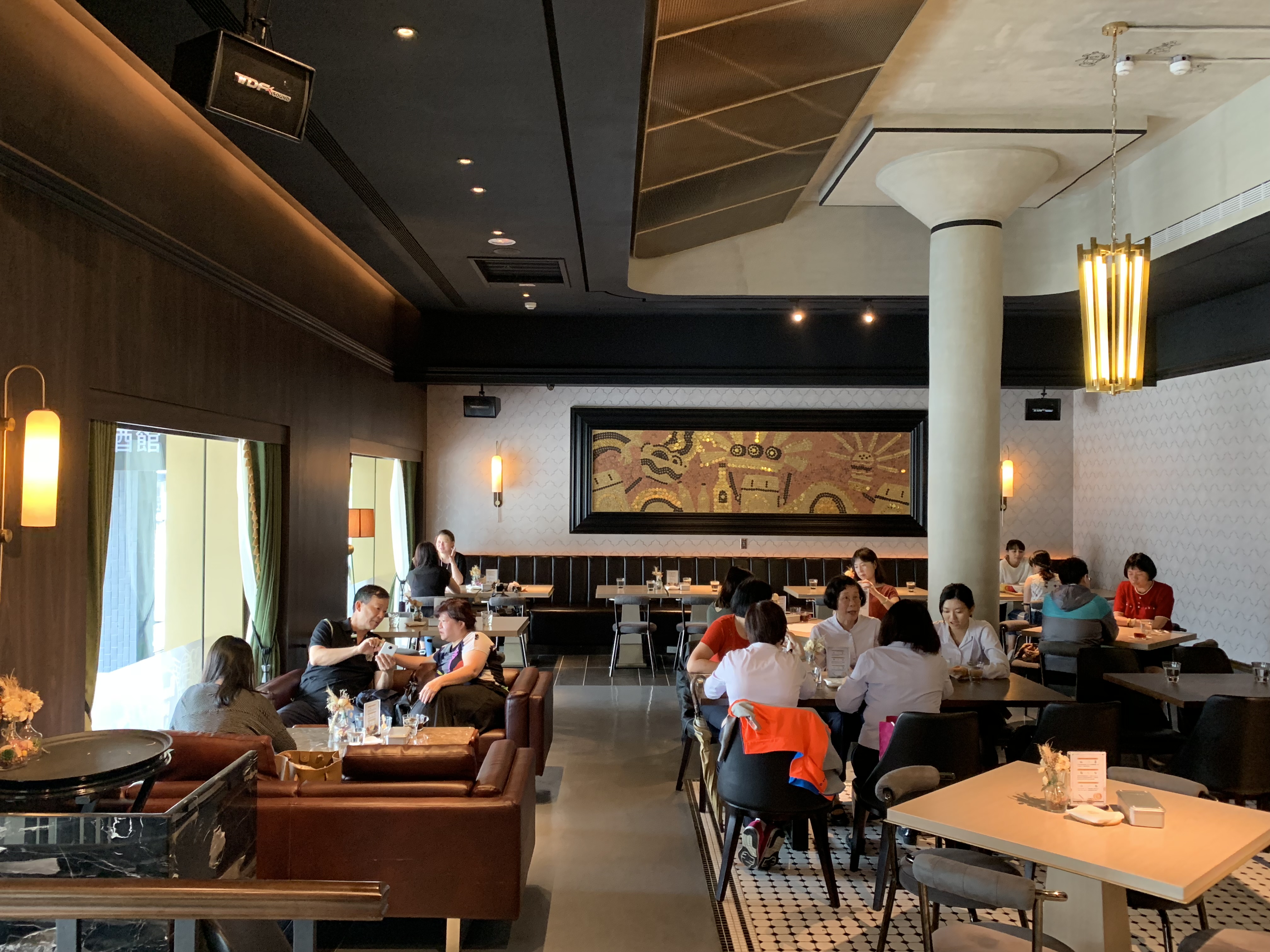 用餐環境有4米挑高，舒心雅緻。