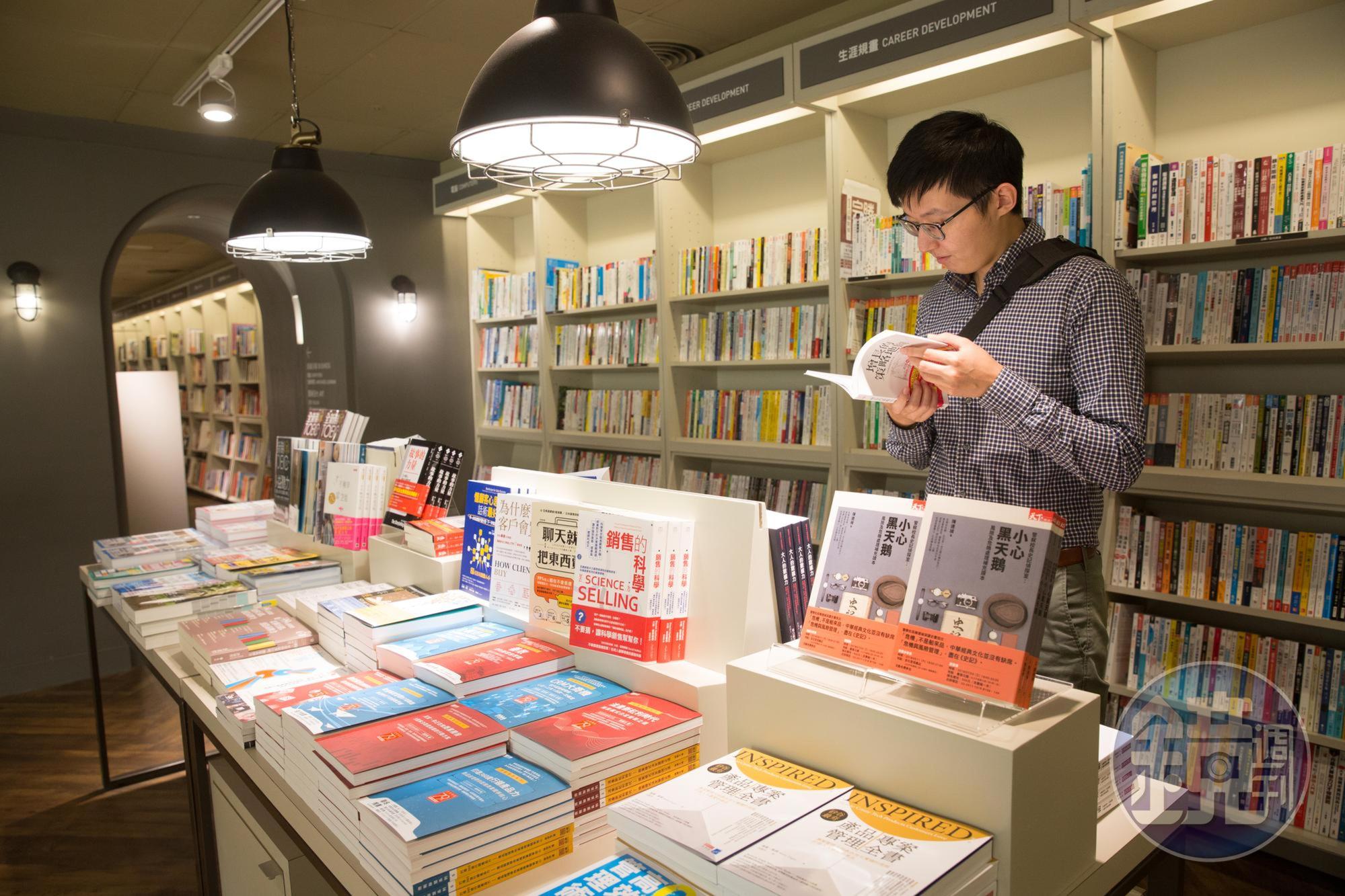施雅棠的投資之路從閱讀開始,直到現在,他也常到書店翻閱投資書籍。