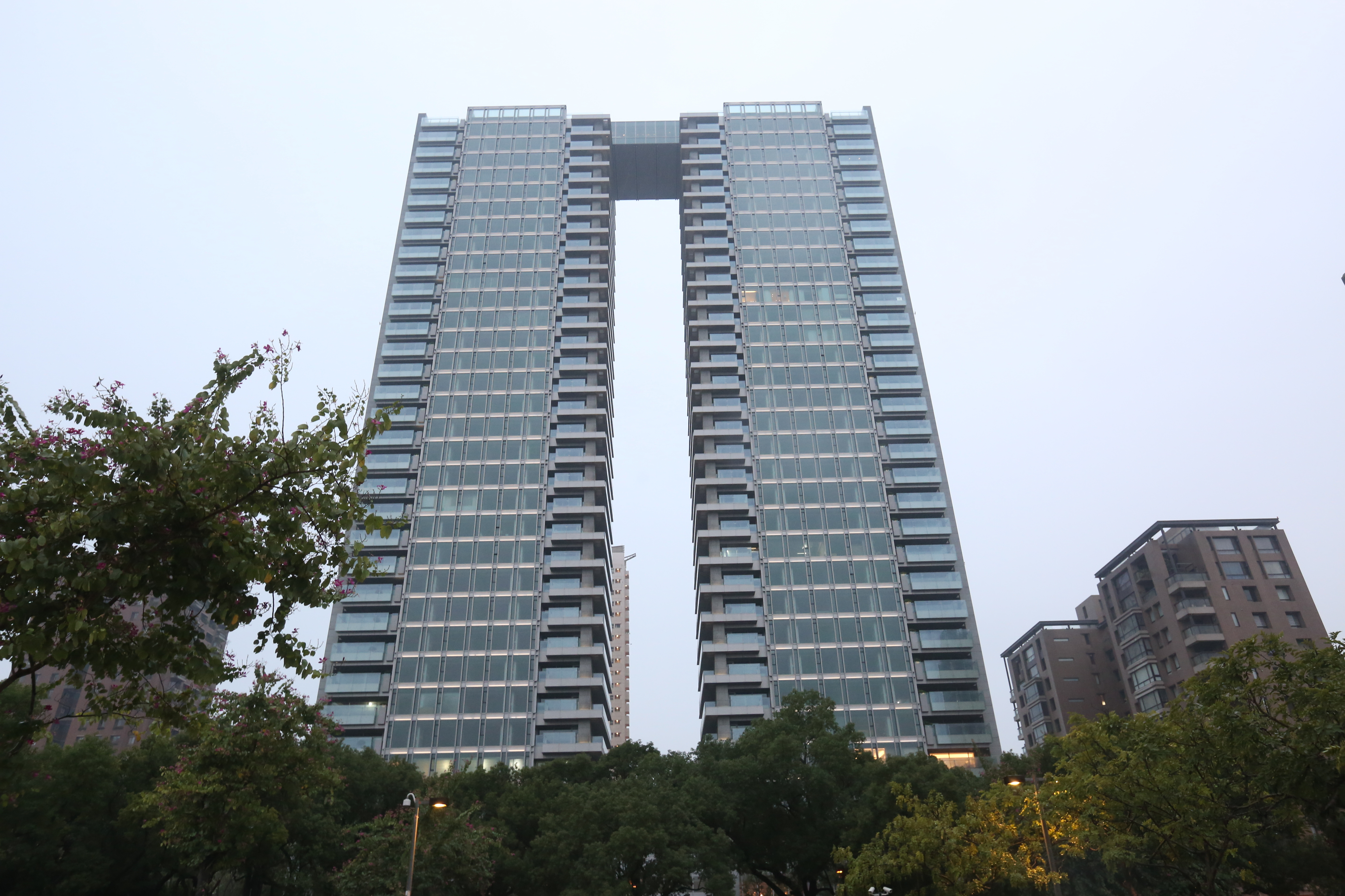 正對台灣美術館的由鉅大恆，為地下5樓、地上35層的雙棟鋼骨結構建築。