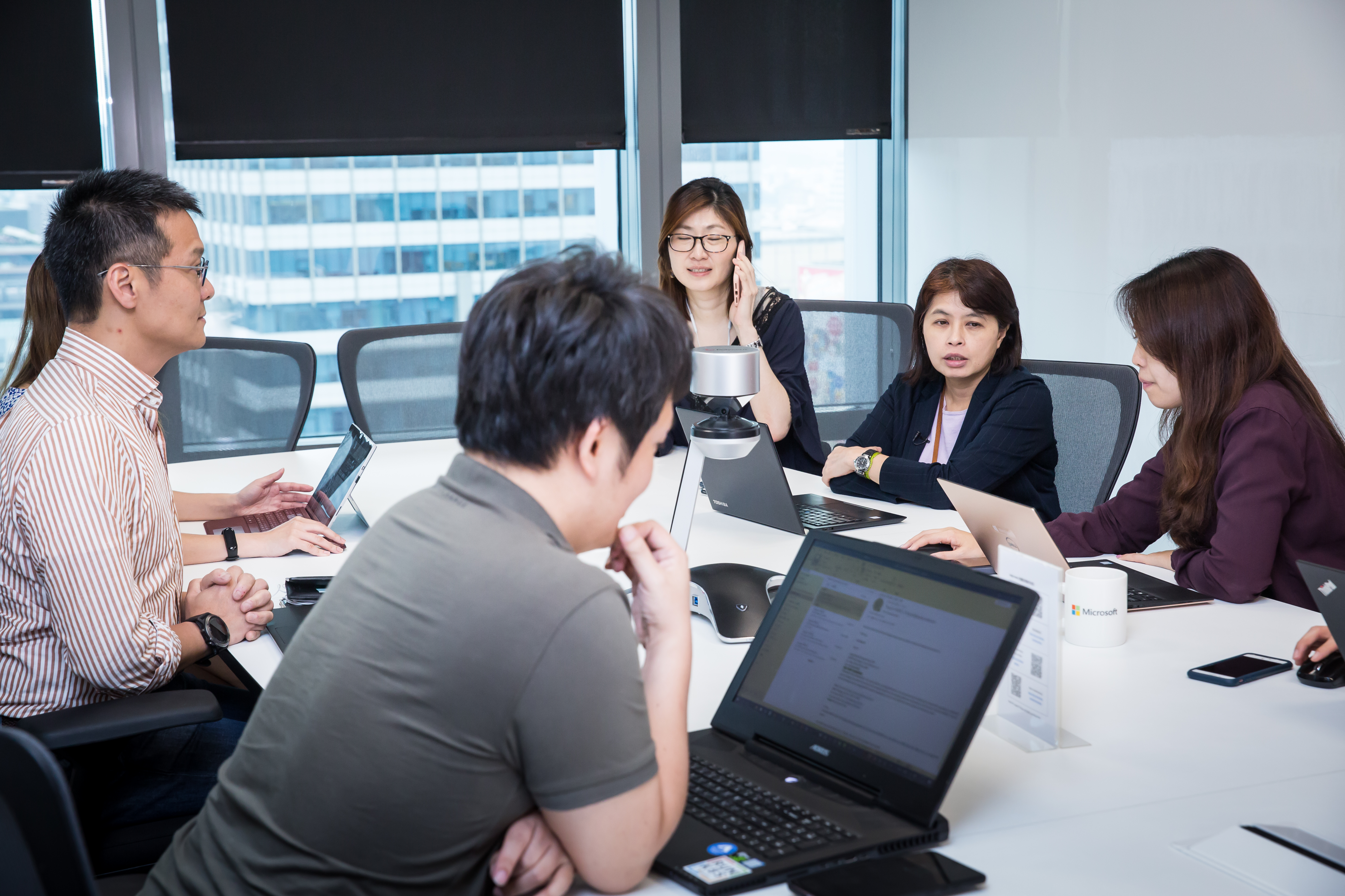 2013年7月，葉怡君（右2）曾派往微軟美國總部，擔任微軟應用設計的行銷主管。