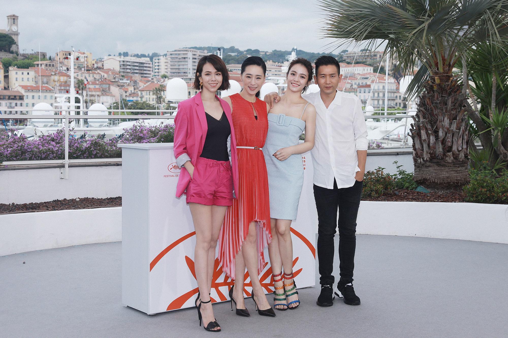 夏于喬與《灼人》其餘主創一起接受坎城官方的photocall 拍照。(岸上影像提供)