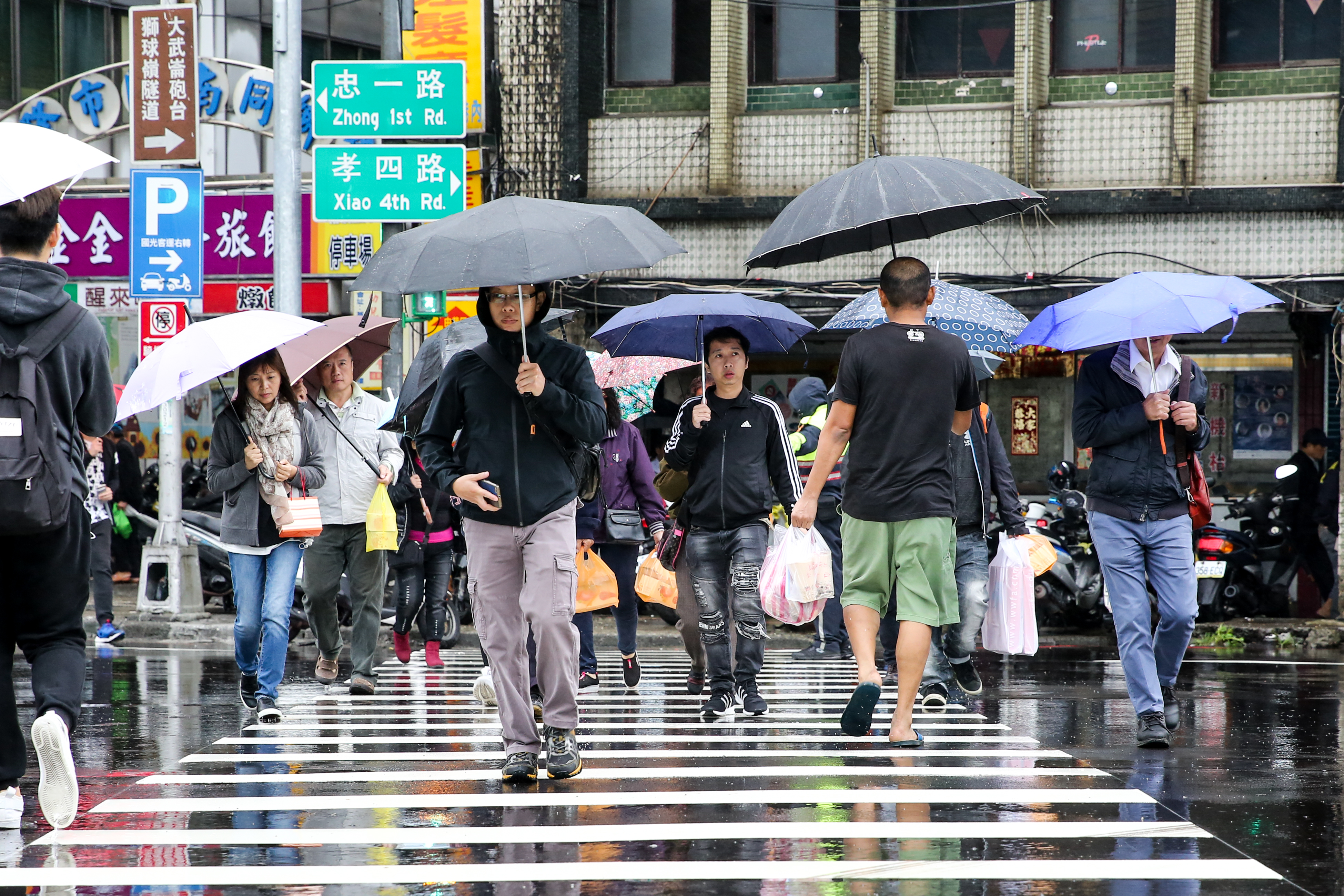 今天各地高溫略降、低溫微升，全台有局部短暫陣雨。