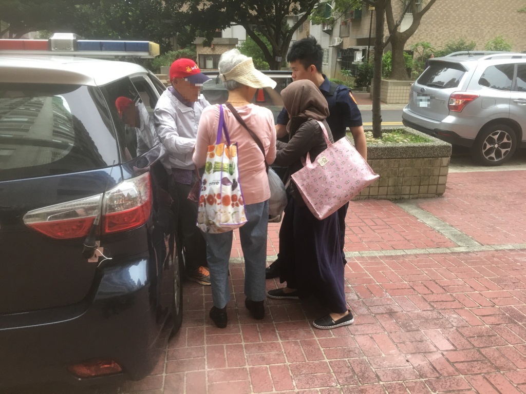 中壢地區一名宋姓老翁，因拐杖不小心插入鐵軌縫隙而跌坐在鐵路上，所幸只是虛驚一場。（警方提供）