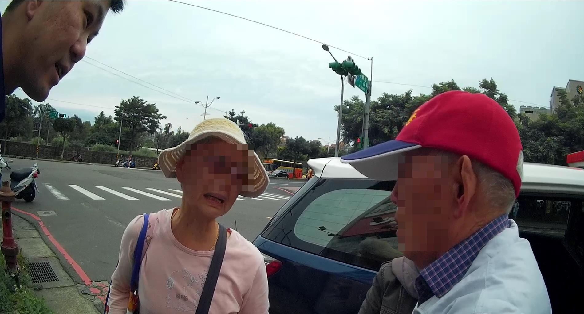 老翁和妻子與看護出門購物，結果卻獨自走出賣場，害妻子在賣場內找不到人，差點發生意外。（警方提供）