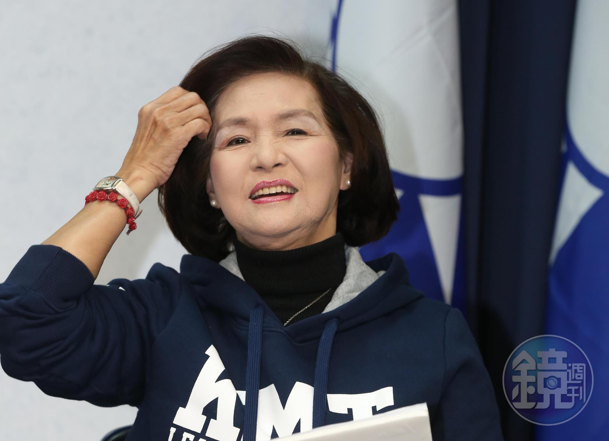 宜蘭縣長林姿妙今（23日）進行施政總質詢，卻破天荒讓祕書長林茂盛陪同坐上報告席，打破議會慣例的行為引起諸多議員不滿。