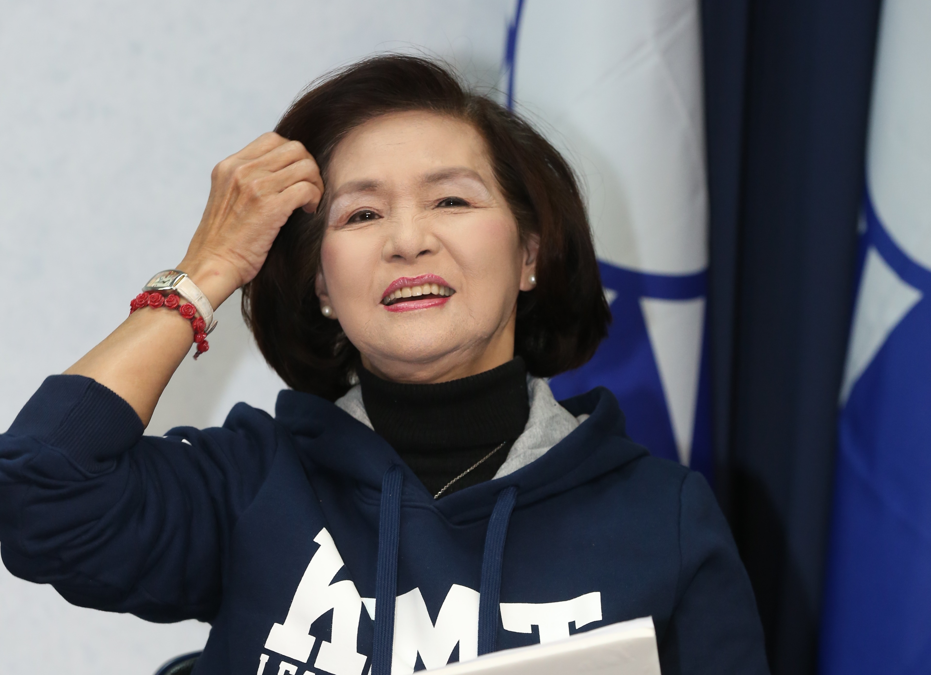 宜蘭縣長林姿妙今（23日）進行施政總質詢，卻破天荒讓祕書長林茂盛陪同坐上報告席，打破議會慣例的行為引起諸多議員不滿。