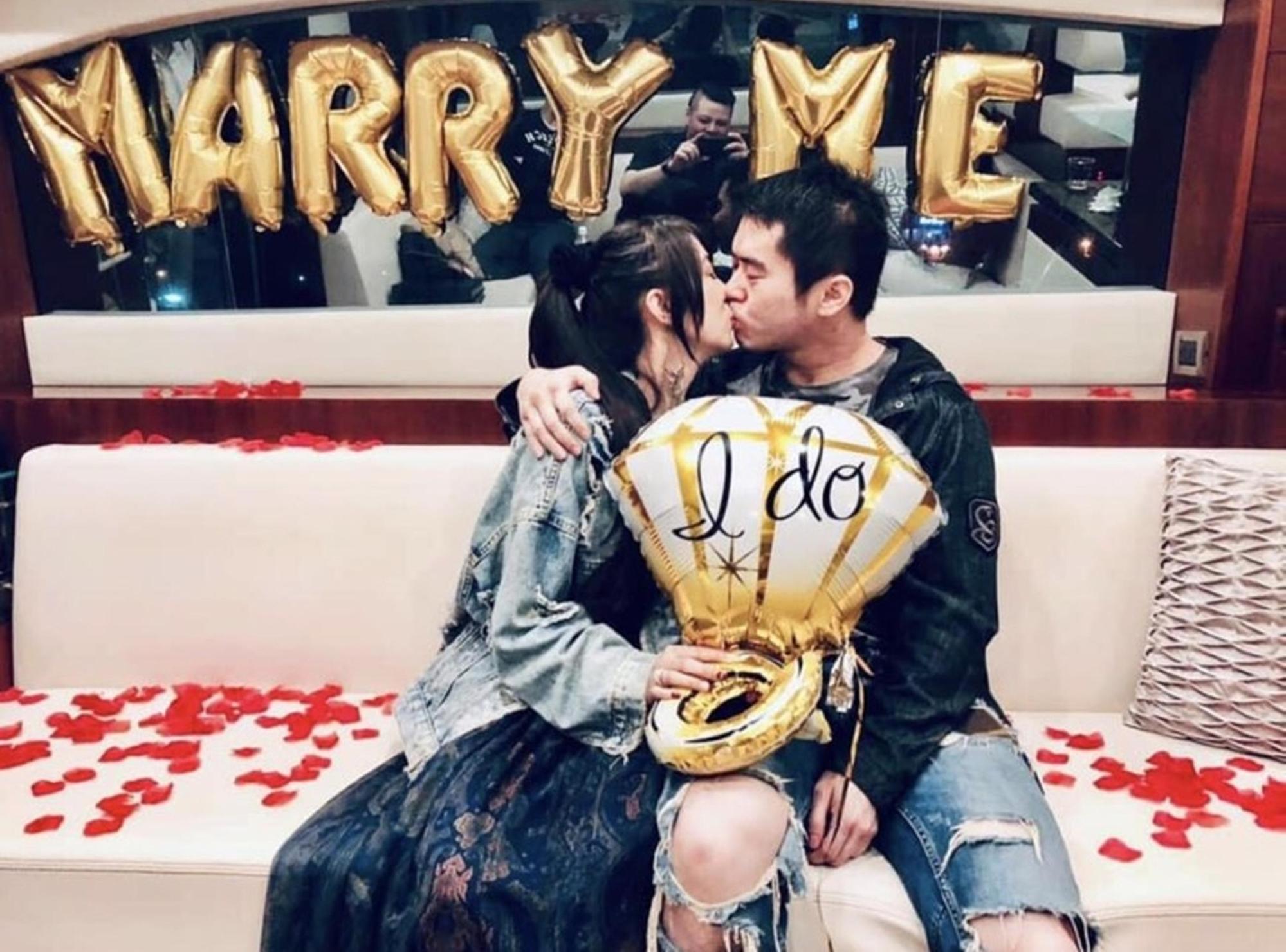 林宇輝與女友Mini 林怡慧求婚親嘴照也被友人公開。（翻攝自林布布臉書）