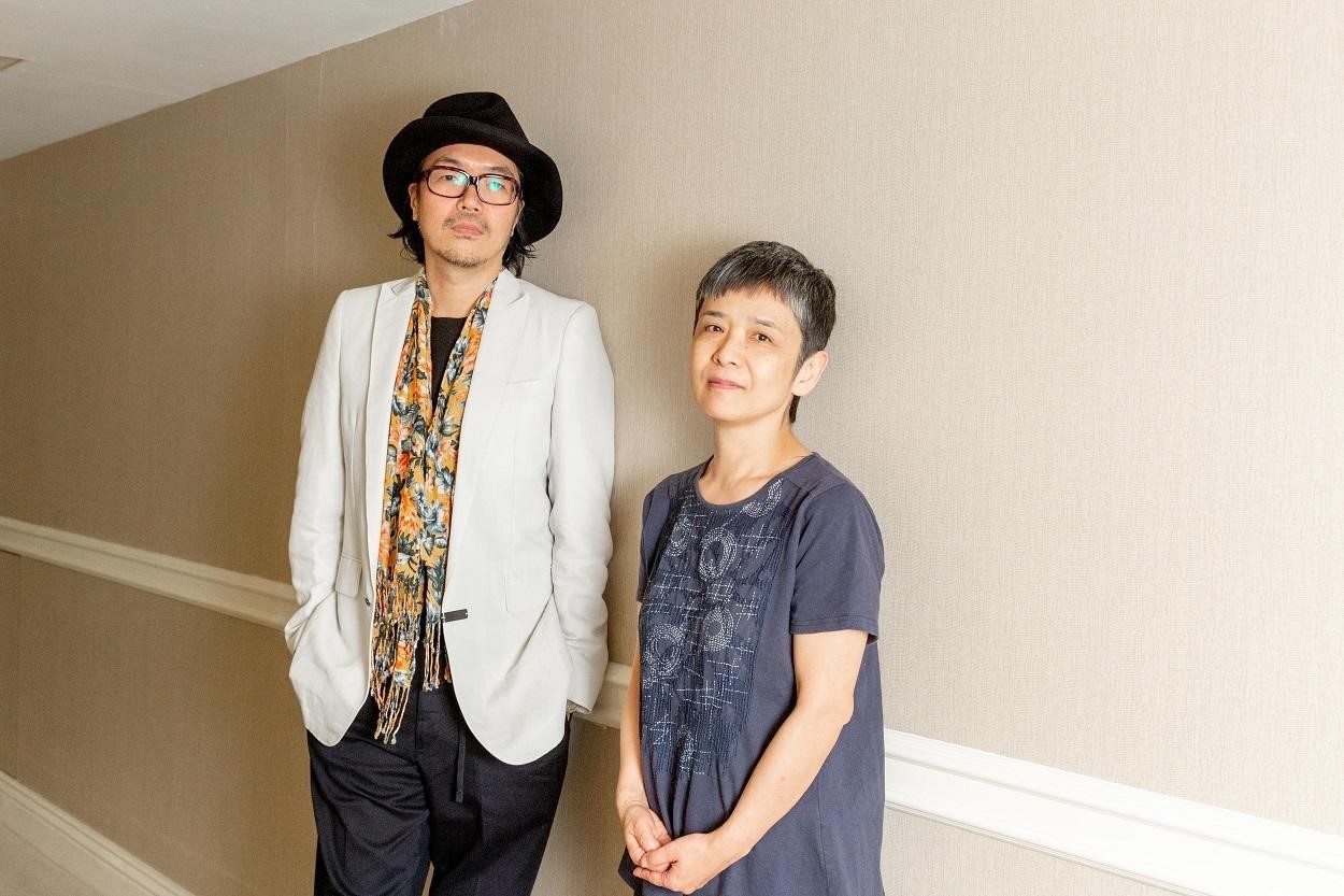 日本導演半野喜弘（左）的新片《亡命之途》將在台上映，右為監製小坂史子。