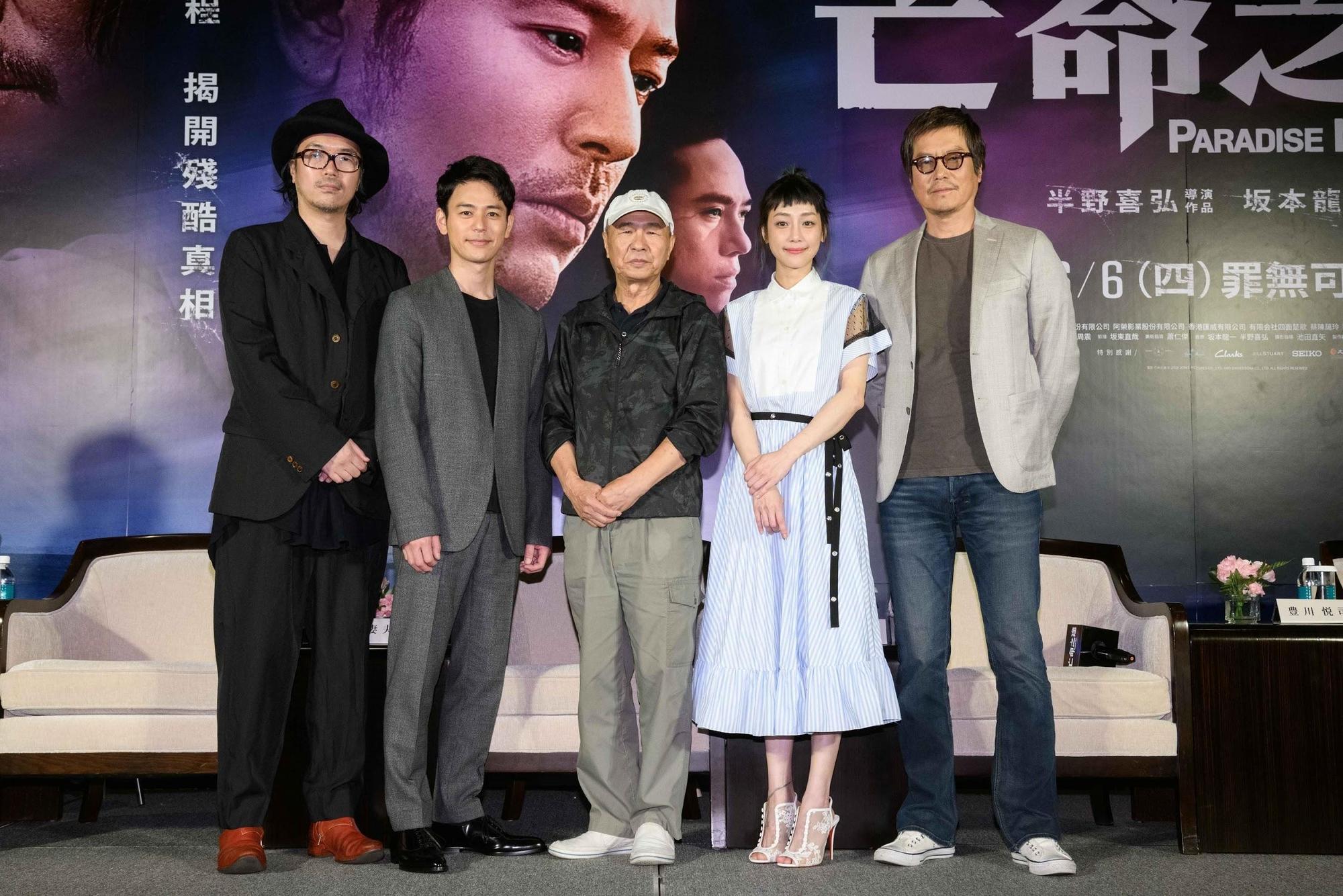半野喜弘（左一）率演員妻夫木聰（左二）、豐川悅司（右一）來台，和參與演出的台灣女星謝欣穎（右二），一起出席《亡命之途》記者會，導演侯孝賢（中）以神祕嘉賓的身份現身。（威視電影提供）