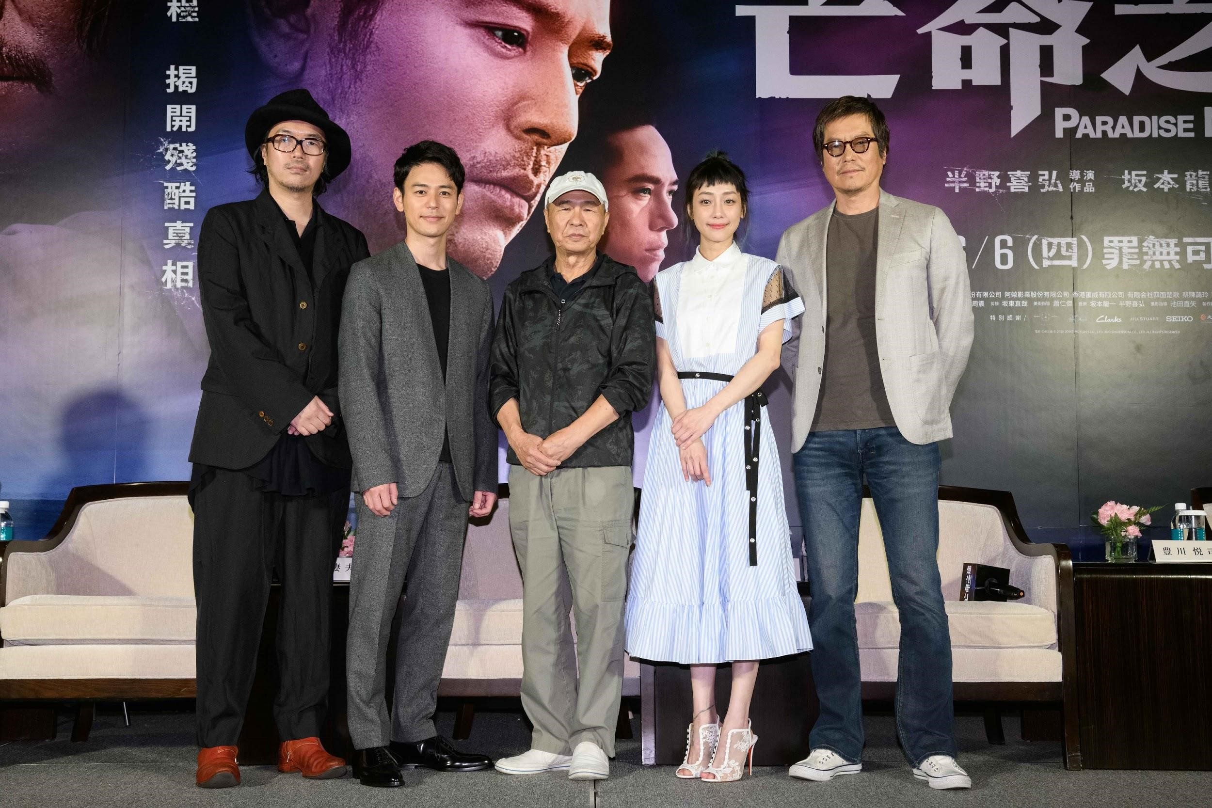 半野喜弘（左一）率演員妻夫木聰（左二）、豐川悅司（右一）來台，和參與演出的台灣女星謝欣穎（右二），一起出席《亡命之途》記者會，導演侯孝賢（中）以神祕嘉賓的身份現身。（威視電影提供）